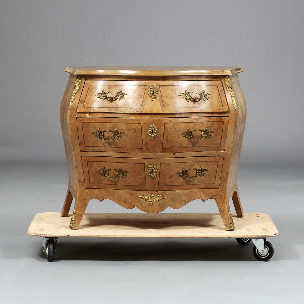 BYRÅ, rokokostil, tidigt 1900-tal.