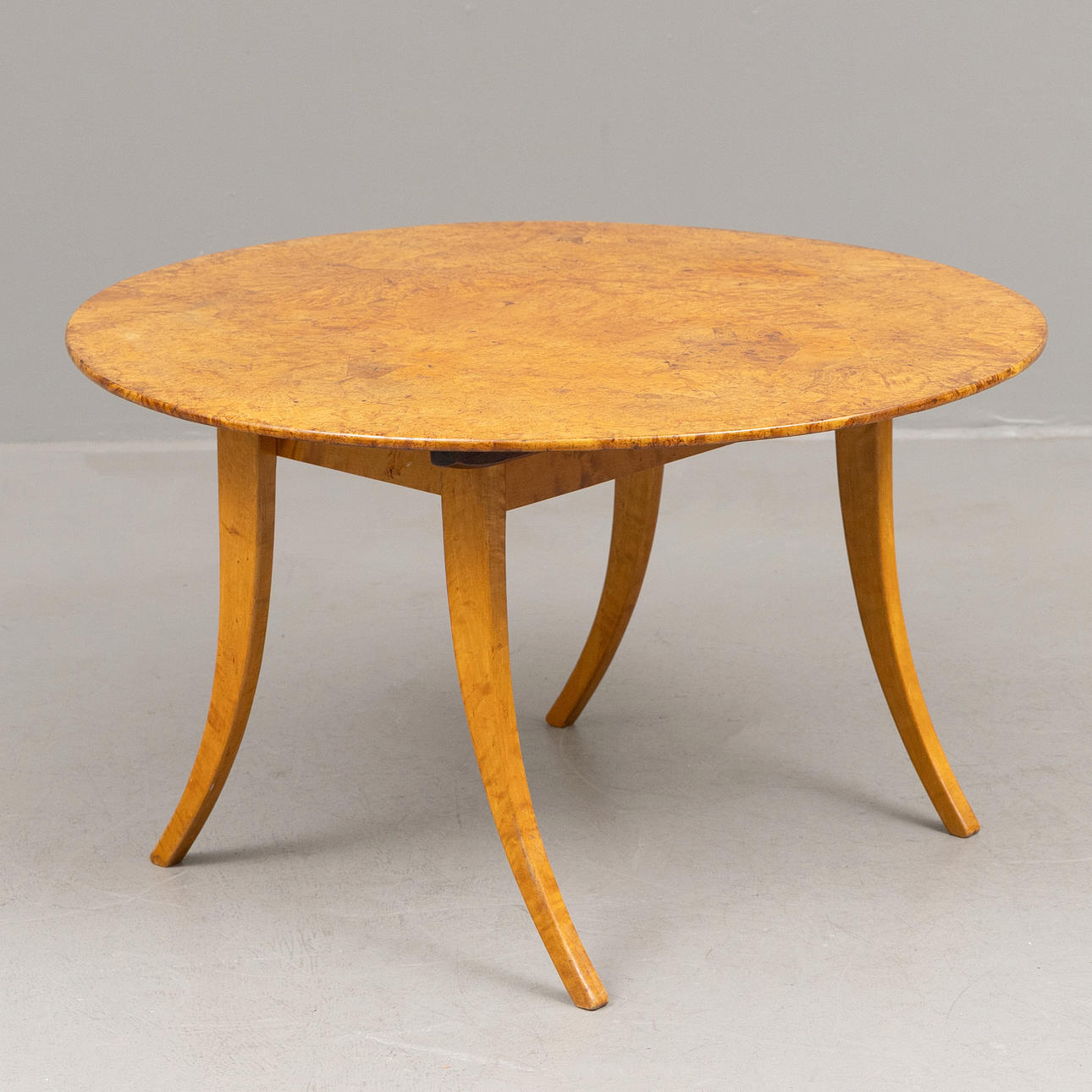 A masur birch coffee table, 18th/20th century.