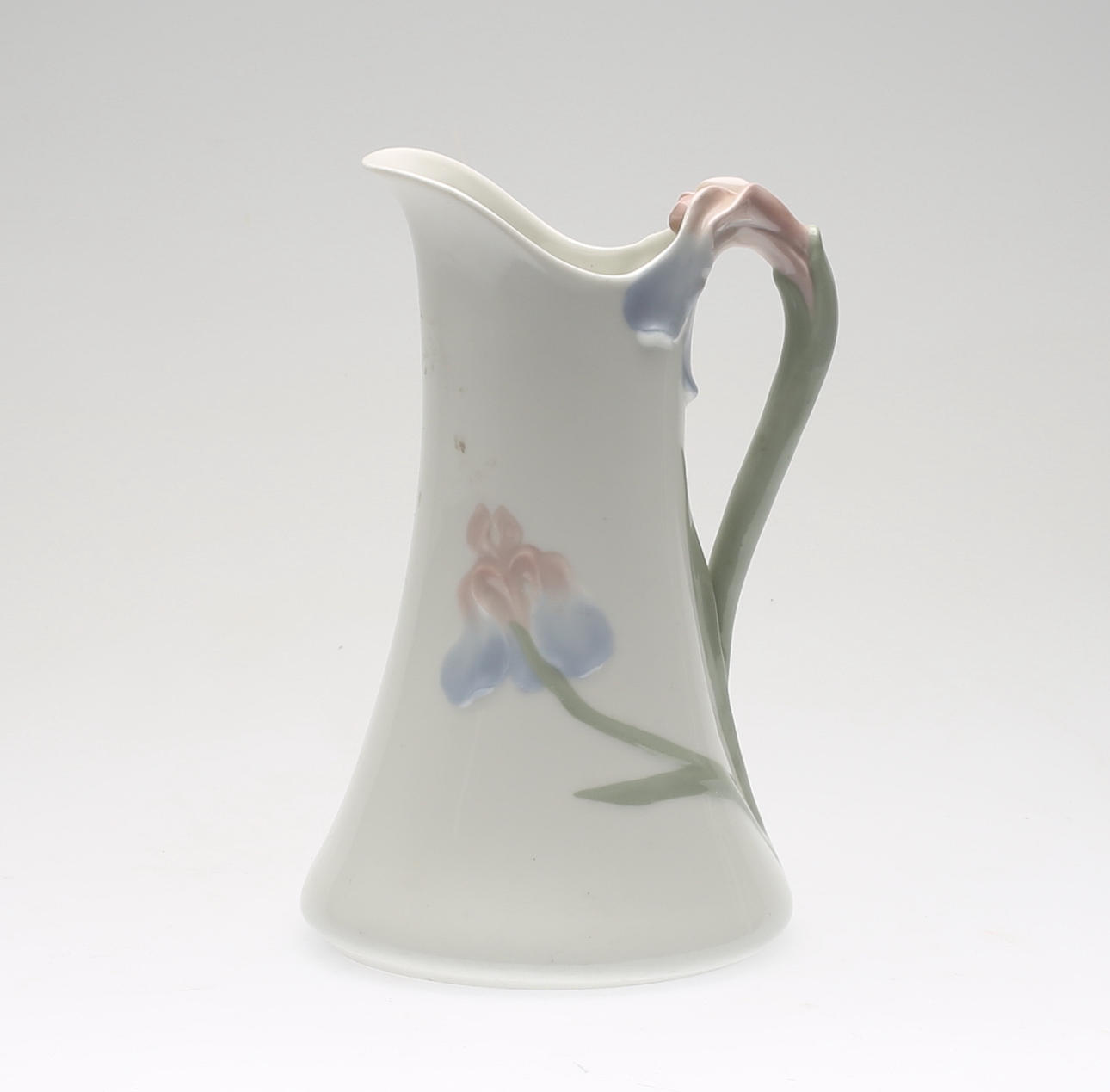 KANNA, porslin, "Iris/Liljor" Alf Wallander, Rörstrand, omkring år 1900.