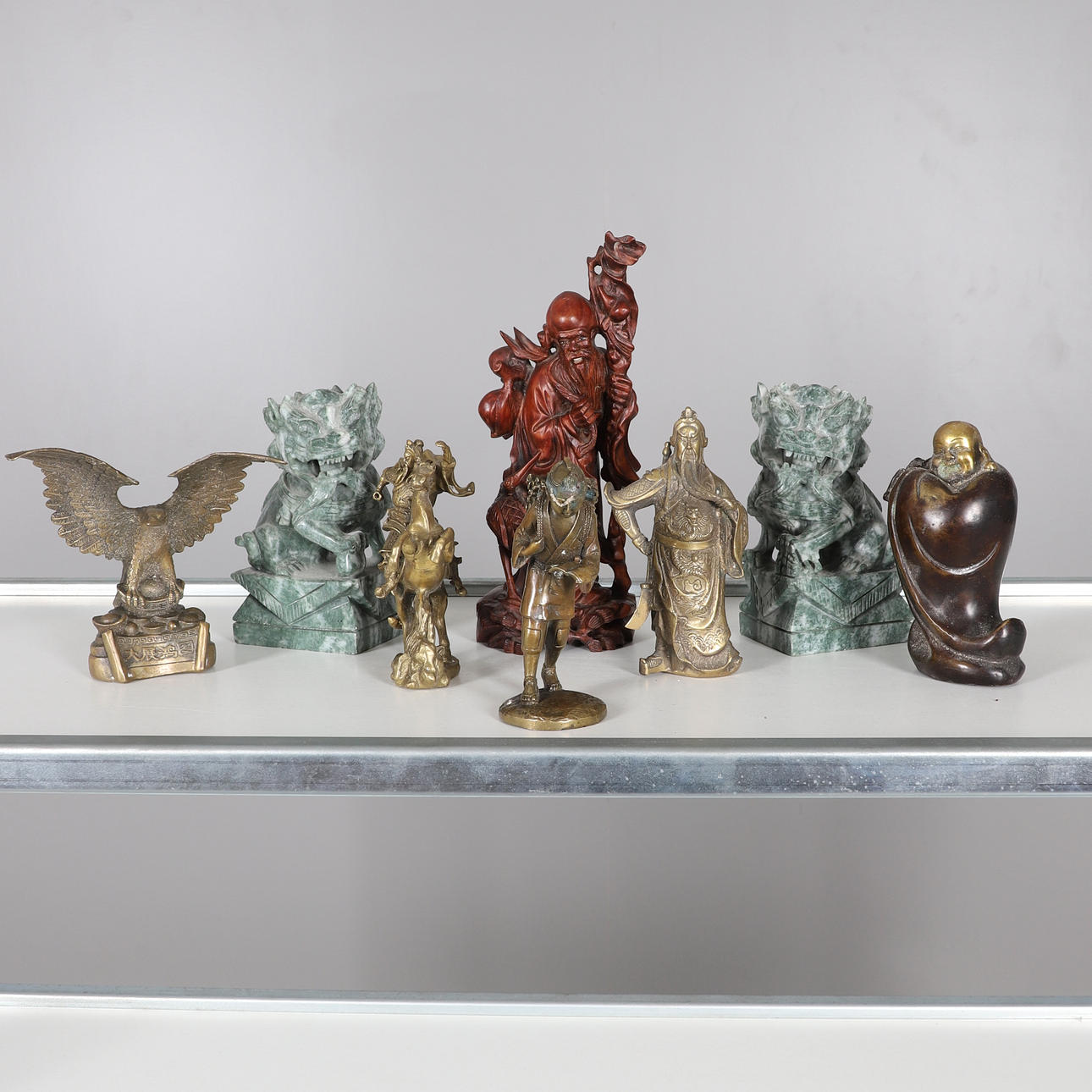 KINESISKA BRONSFIGURER OCH ANDRA FÖREMÅL.