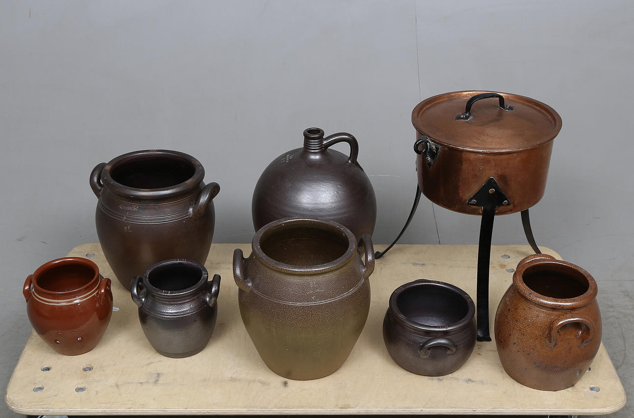 KRUKOR och KRUS, 7 st samt GRYTA PÅ BEN, koppar, 1900-tal.