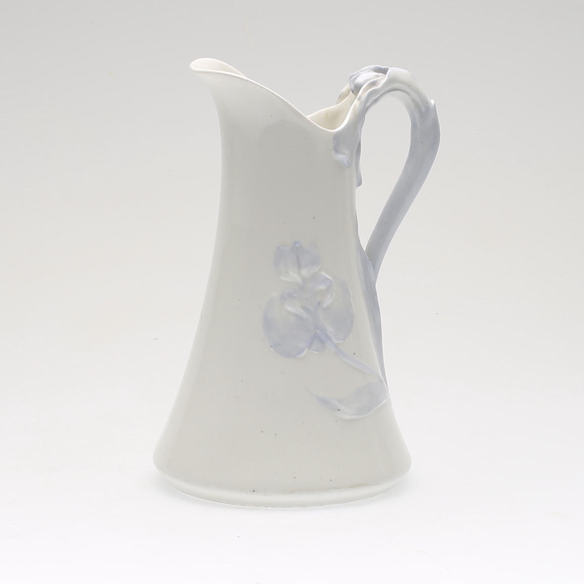 KANNA, porslin, "Liljor" Alf Wallander, Rörstrand, omkring år 1900.