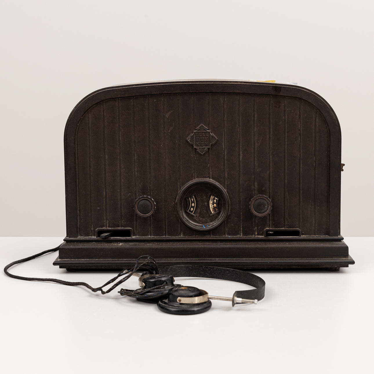 RADIO, “telefunken 33WE”, Germany 1930s.