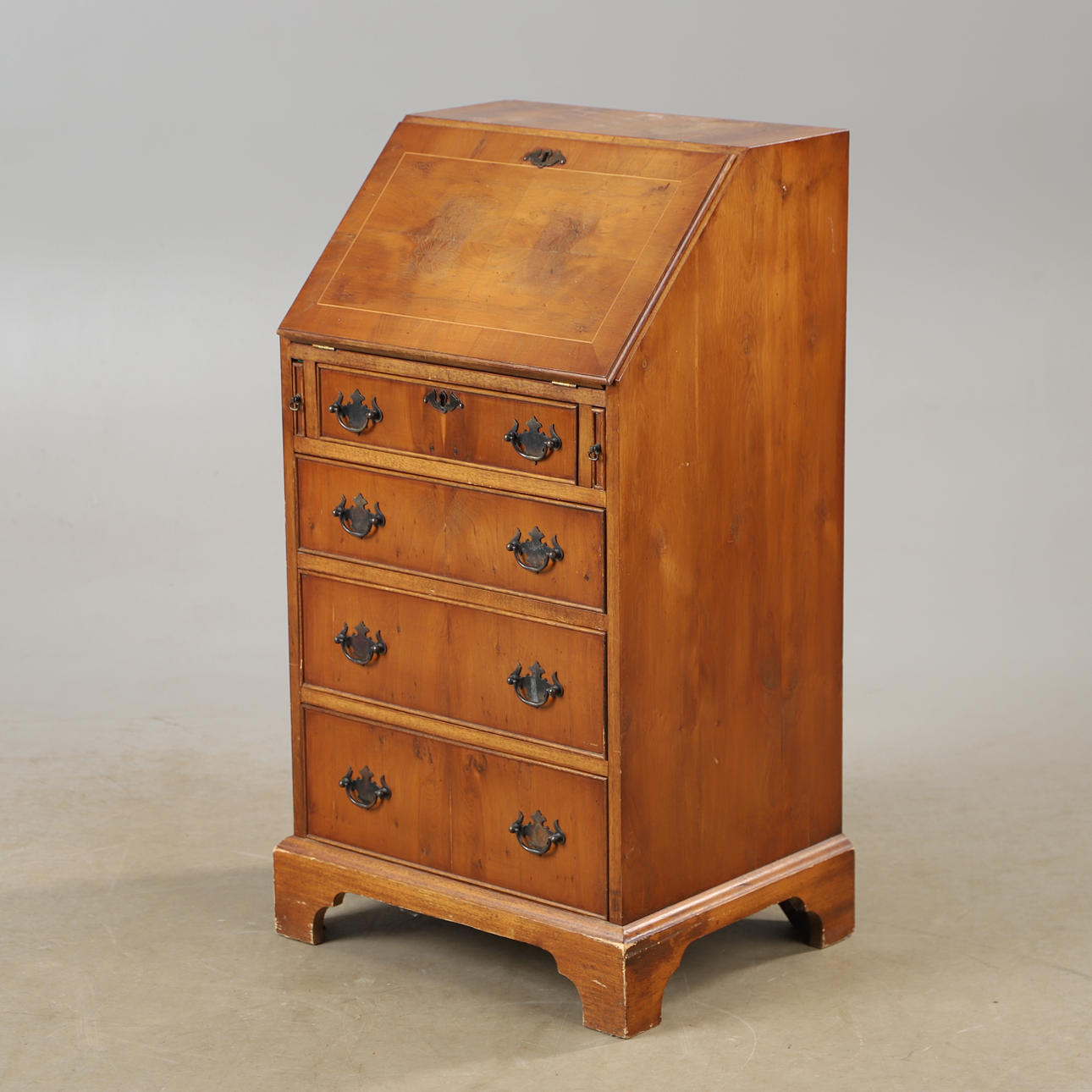 SECRETARIA CON SOLAPA INCLINADA, tejo, estilo inglés.