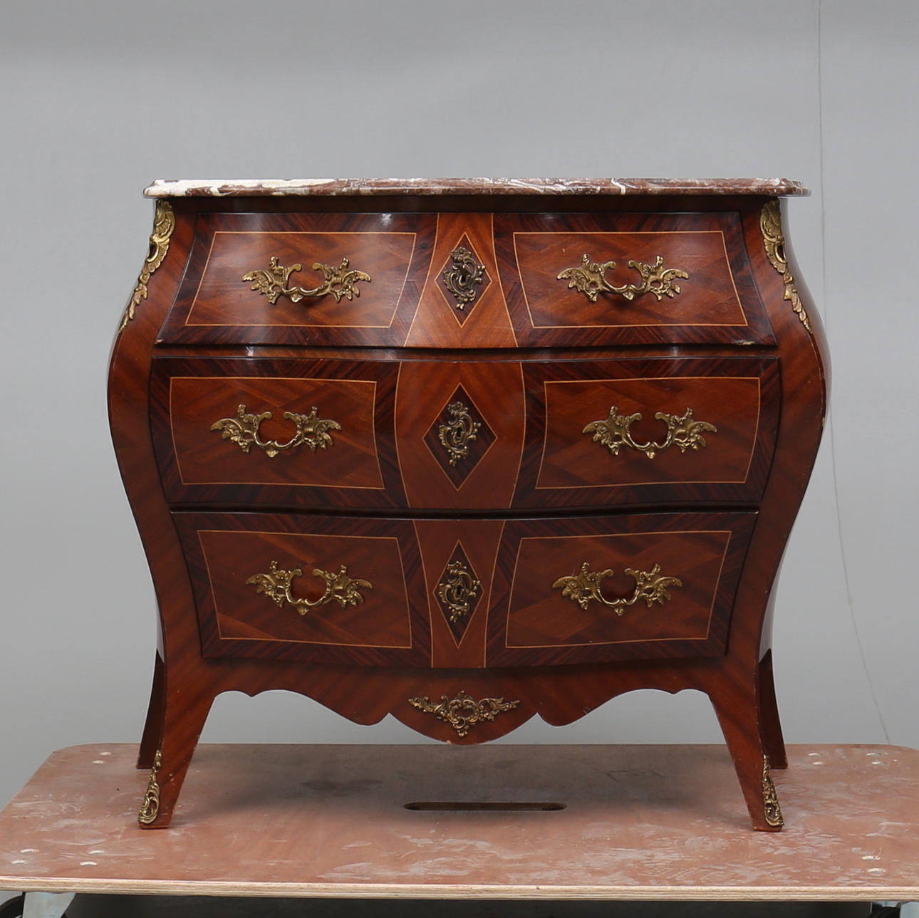 BYRÅ, rokokostil, 1900-talets andra hälft.