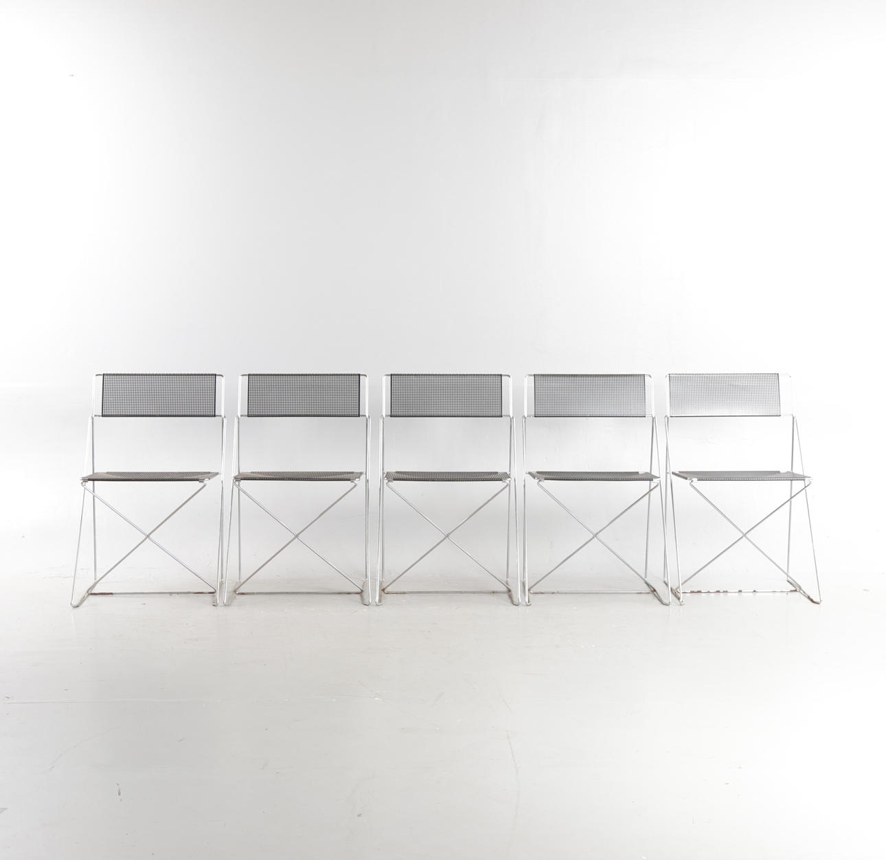 NIELS JØRGEN HAUGESEN. Five stackable dining chairs with steel frame, black lacquered metal seat and back. Designed in 1977. Manufactured and marked at Hybodan, model X-line (5).