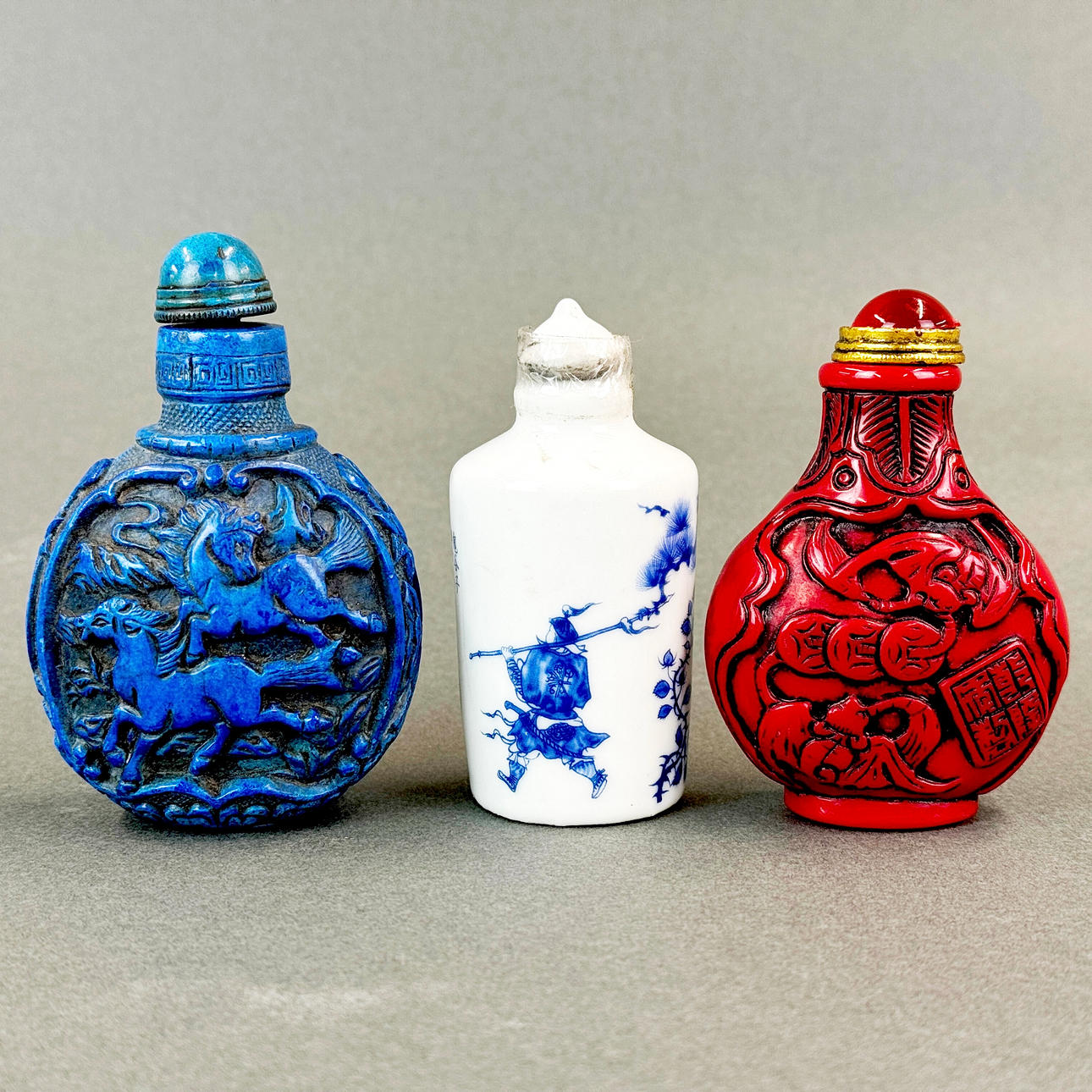 THREE CHINESE SNUFF BOTTLES.