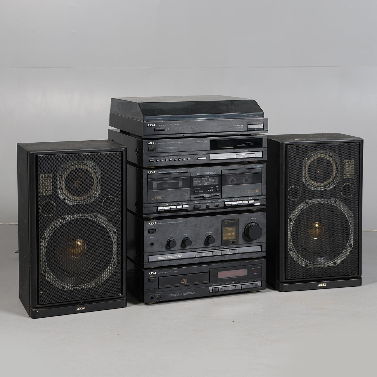 A SELECTION OF AKAI HI-FI SEPERATES (7).