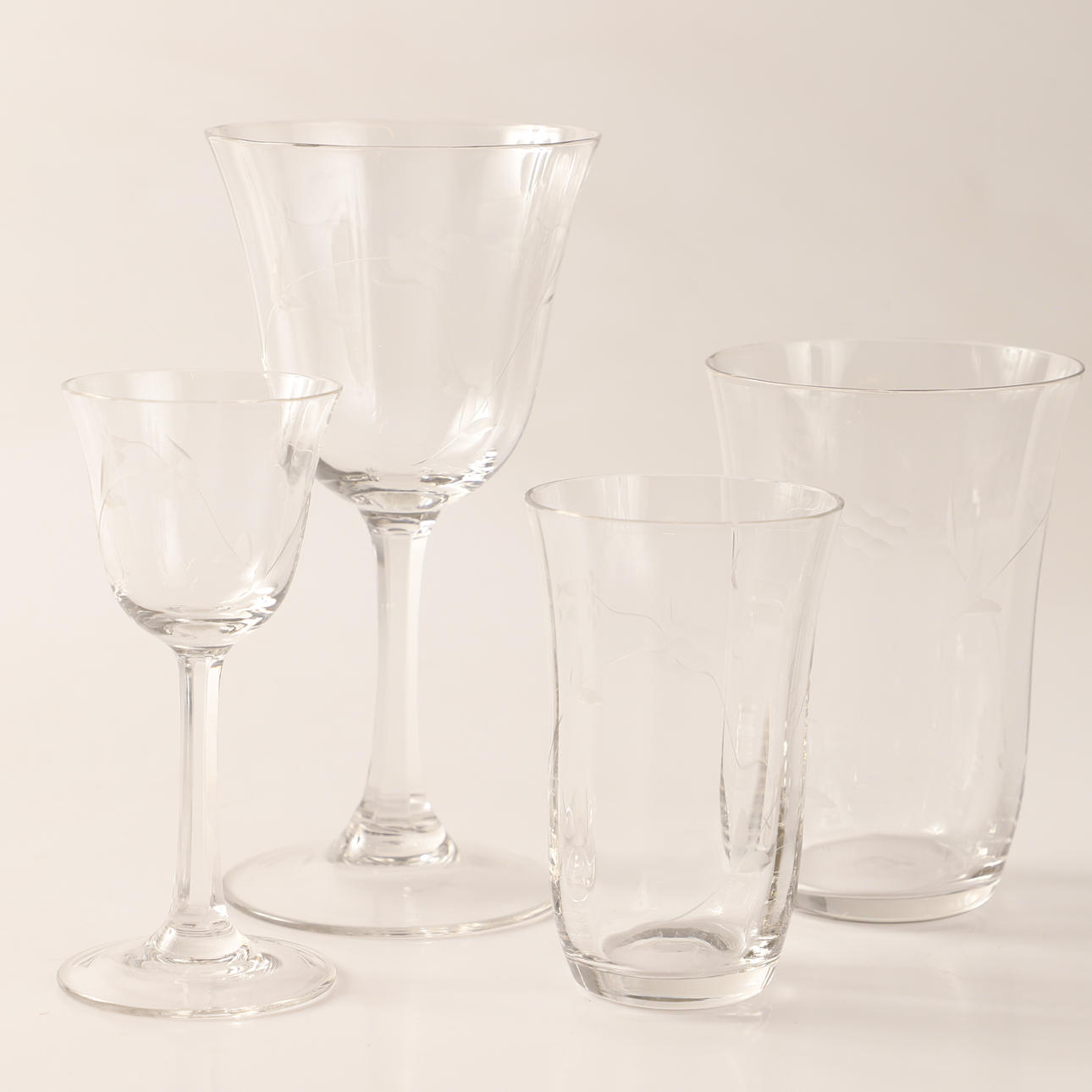 GLASGESCHIRR, 31 Teile, geätztes Dekor.