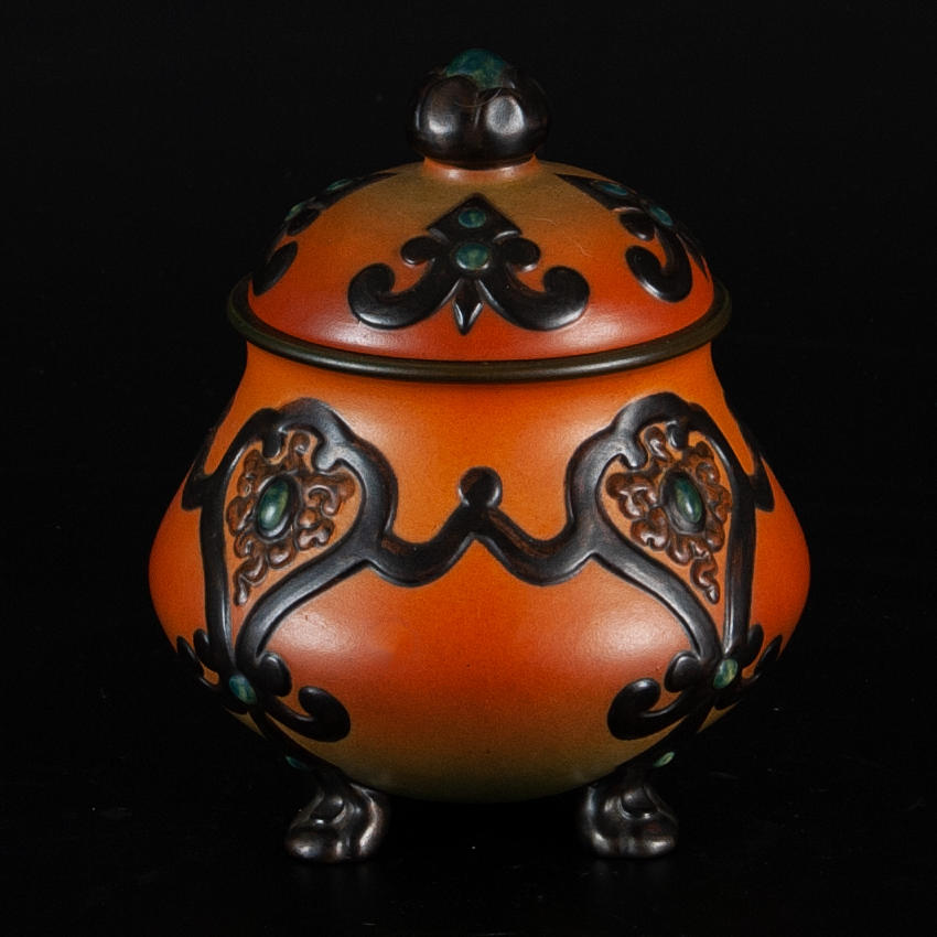 P. Ipsens Enke, Danmark.Låsurne på kuglefødder.