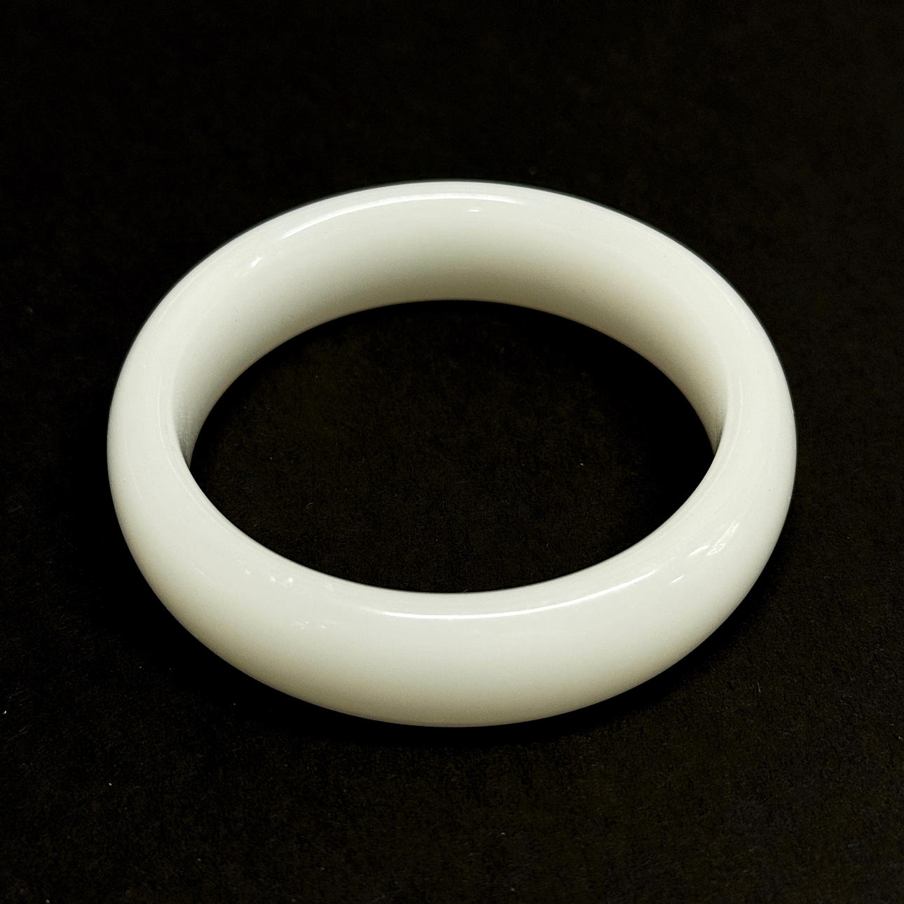 WHITE JADE/HARDSTONE BANGLE.