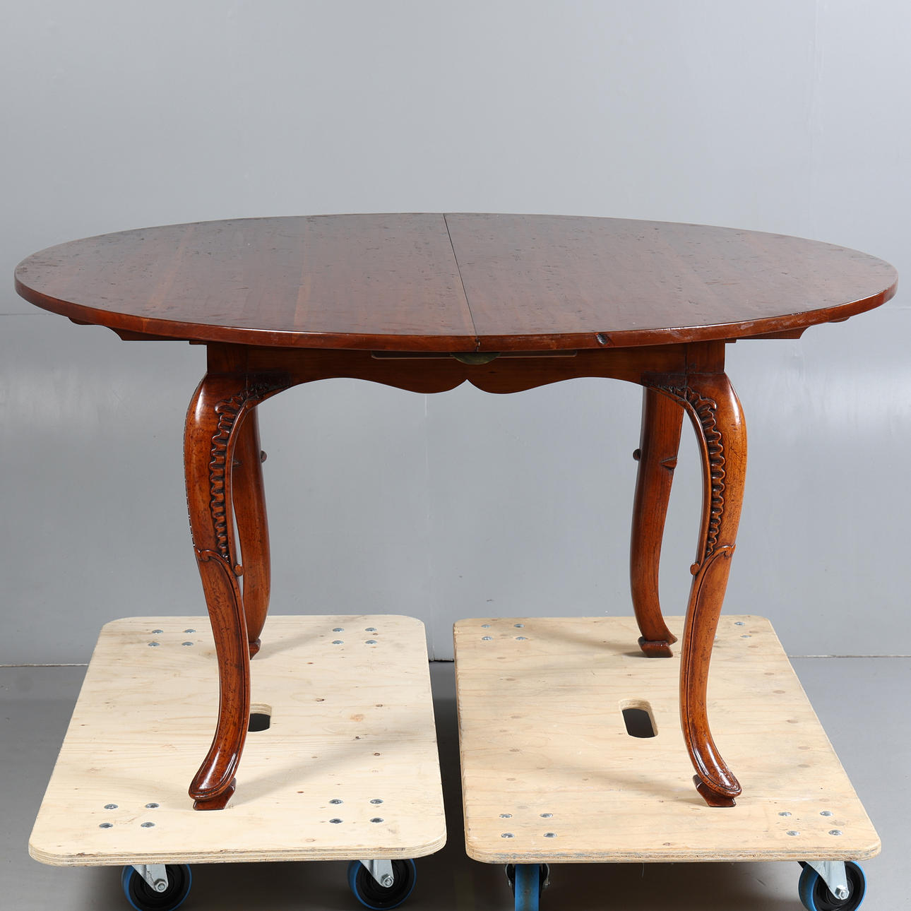 A FRENCH STYLE EXTENDING DINING TABLE.
