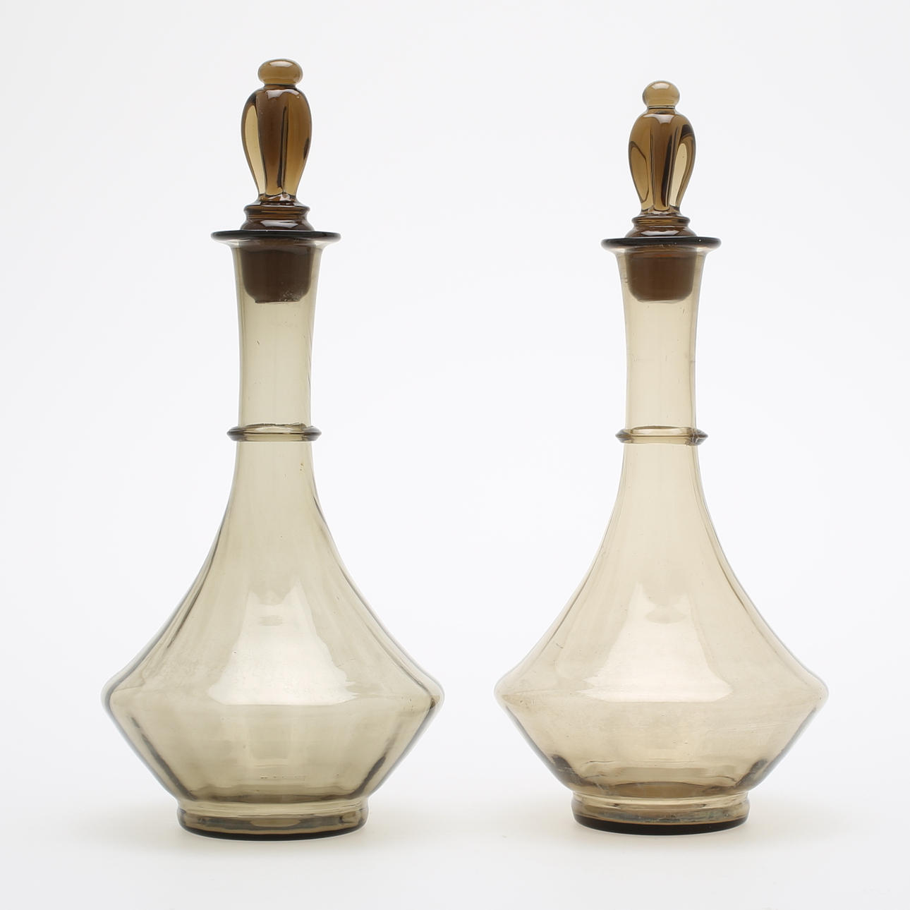 SIMON GATE. Karaffer, ett par, rökfärgat glas, 1920-tal.