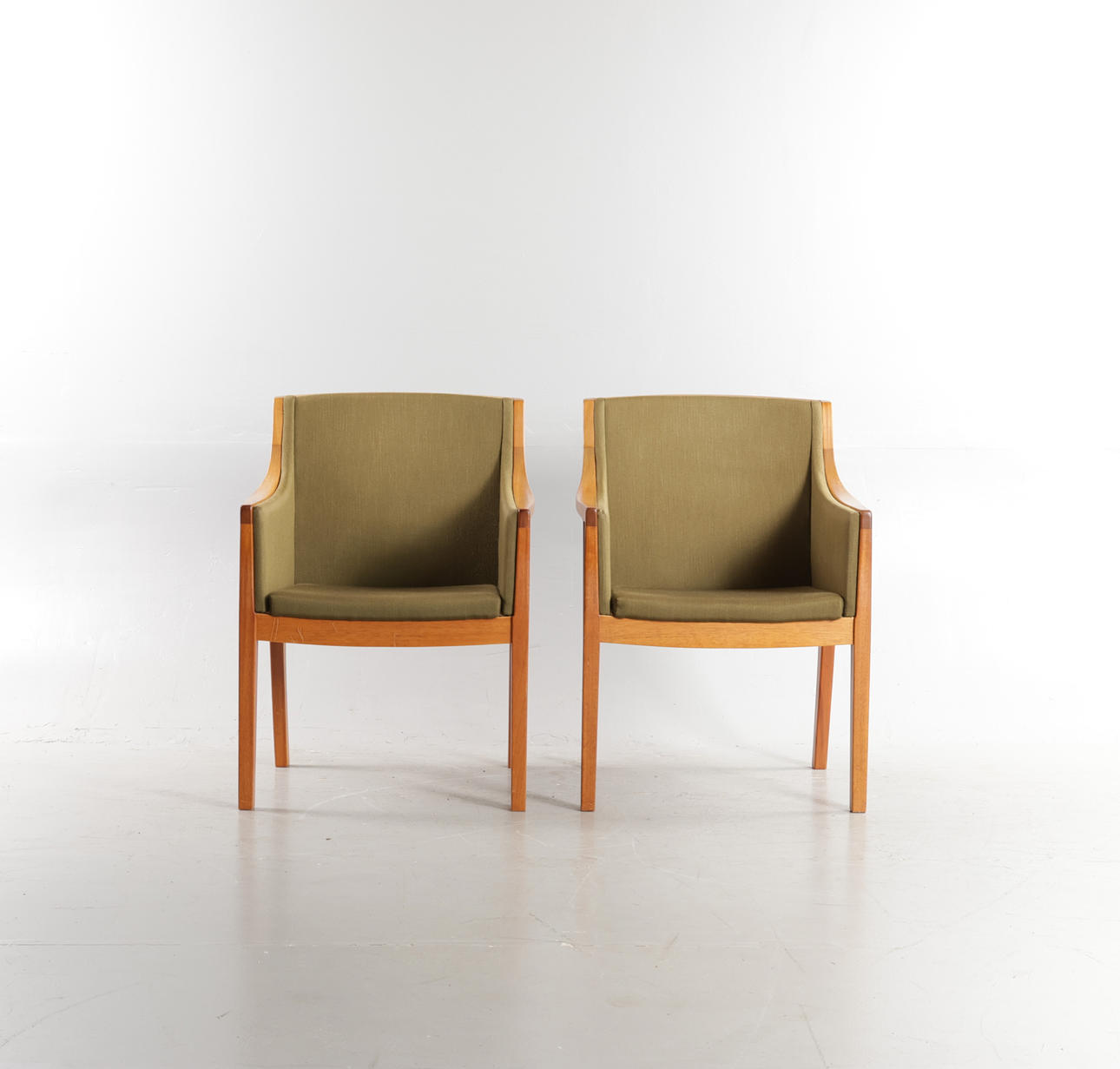 SVENSK MØBELDESIGN. A pair of recliners with solid mahogany frames, upholstered in wool. Manufactured at Klaessons Möbler, Fjugesta (2).