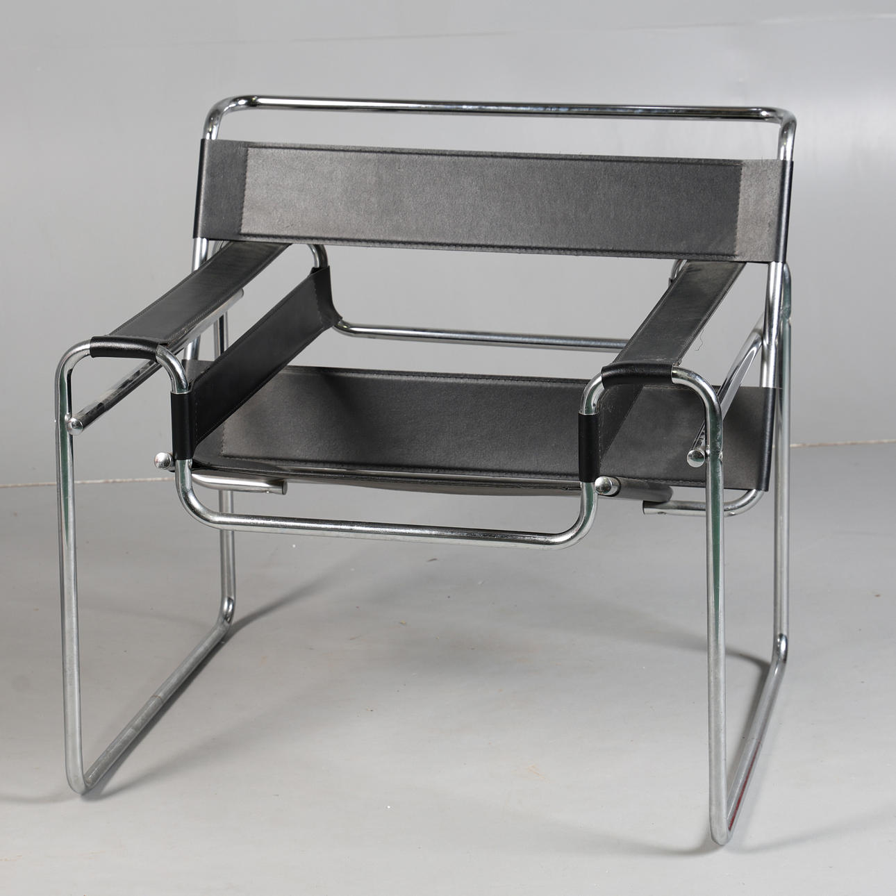 A LEATHER AND CHROME FRAMED ARMCHAIR.