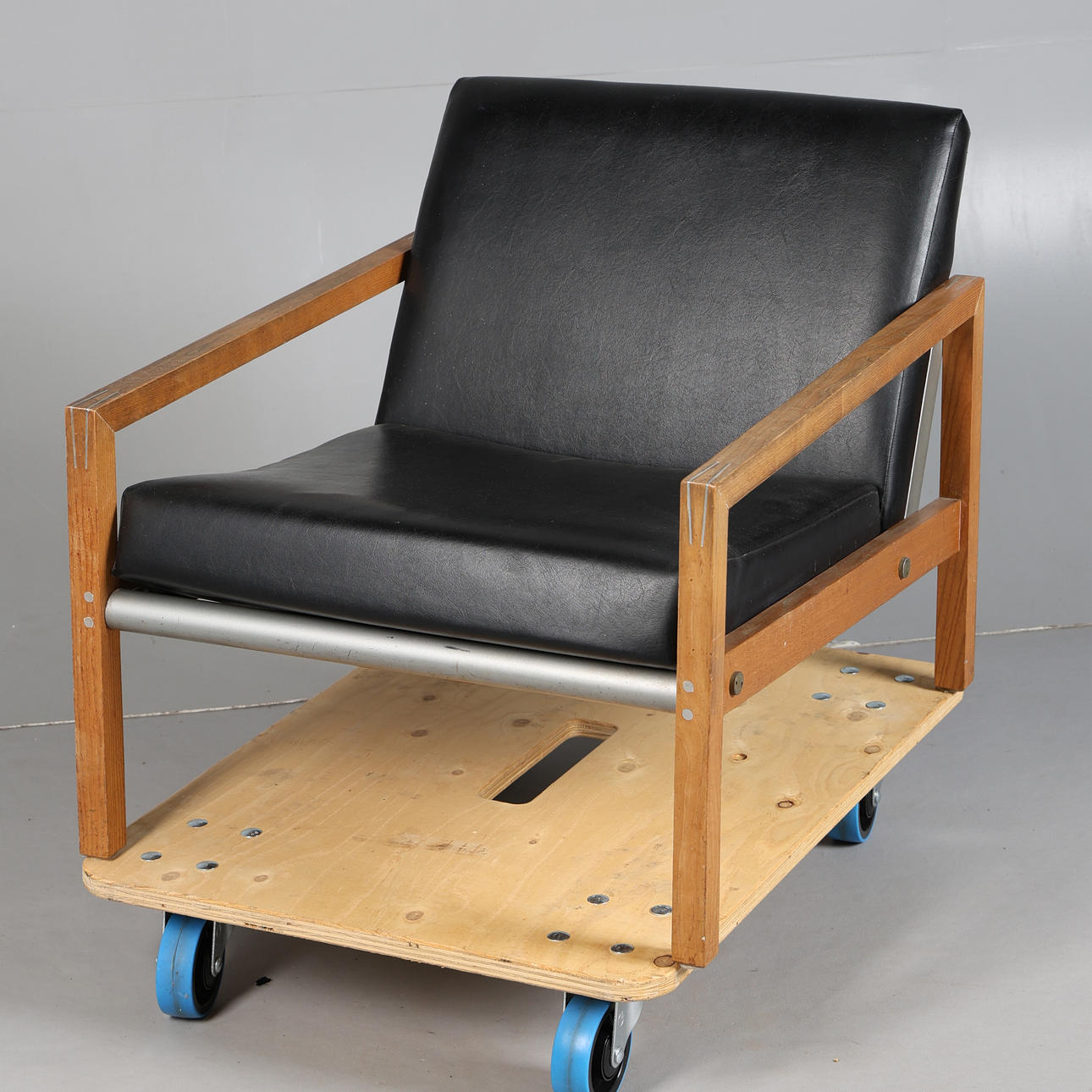 A MID 20TH CENTURY LOW ARMCHAIR.