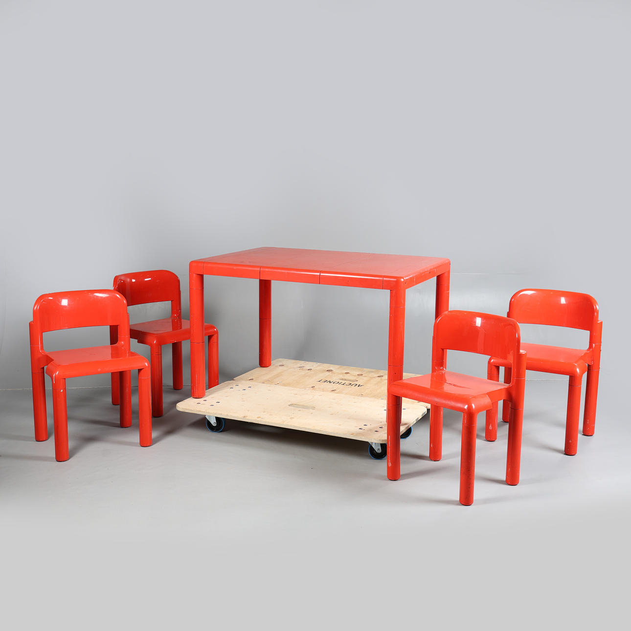 EERO AARNIO (B. 1932) FOR UPO. A SPACE AGE DINING TABLE AND FOUR CHAIRS (5).