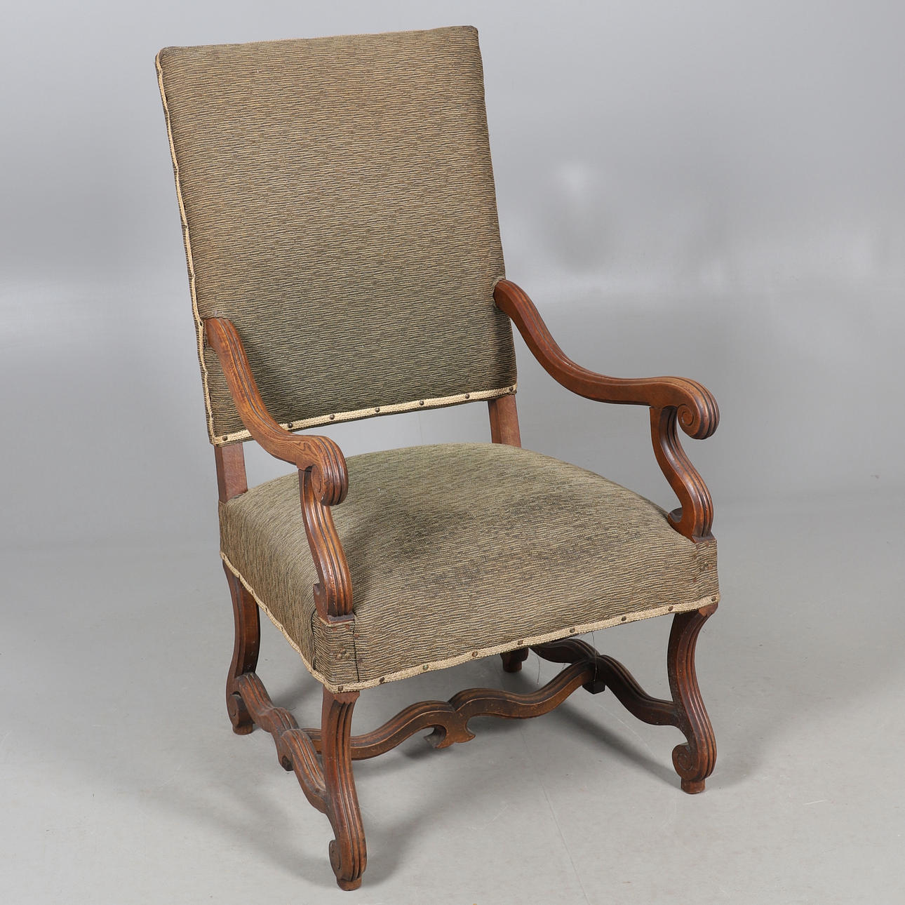 A CONTINENTAL OAK OPEN ARMCHAIR.
