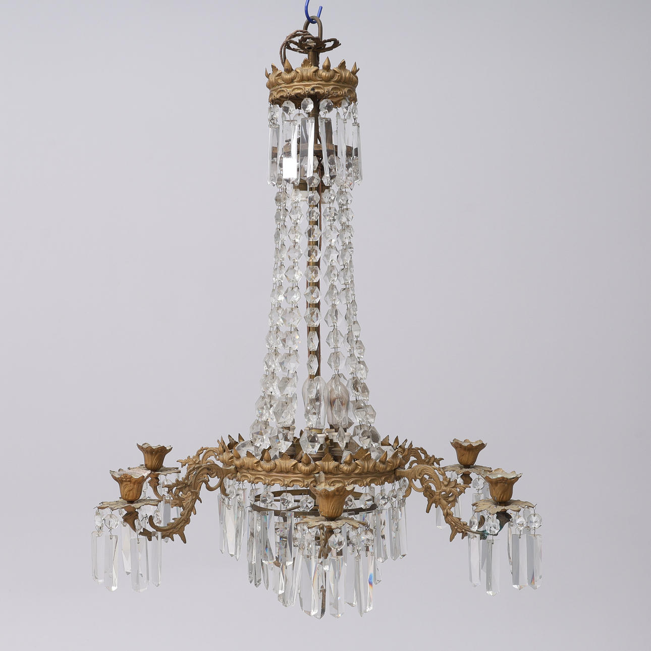 AN OSCARIAN STYLE CHANDELIER, CIRCA 1900.
