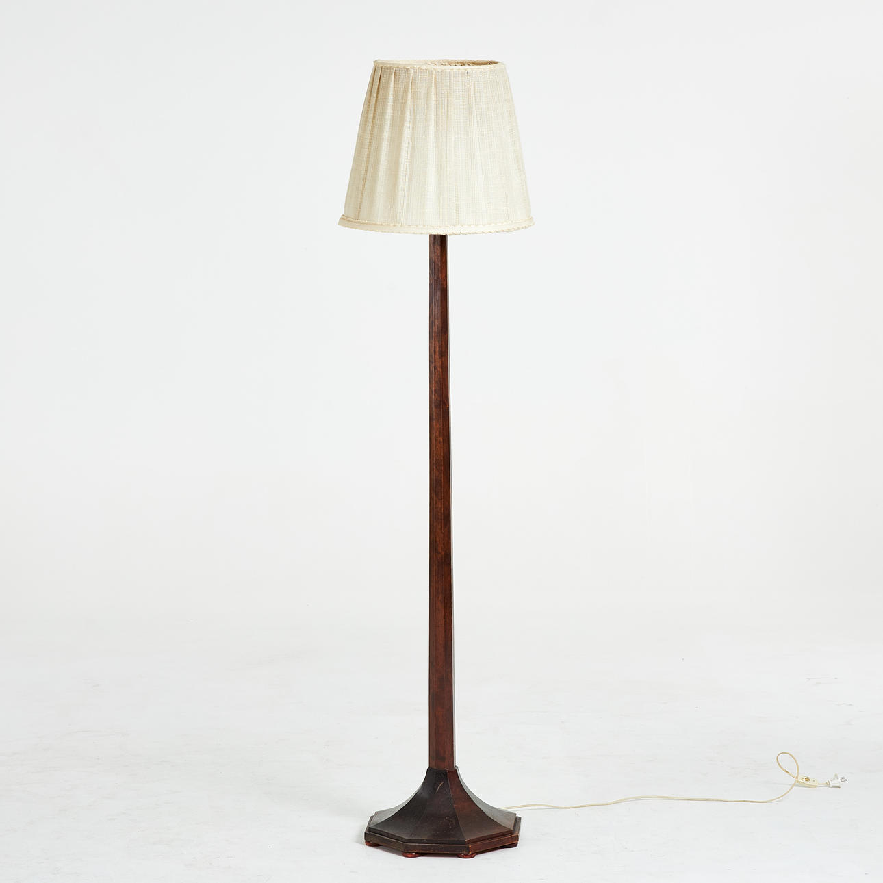 FLOOR LAMP. 1930s/40s, frame in birch, textile covered screen.