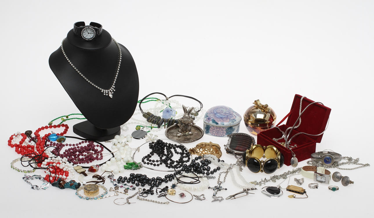 BIJOUTERIER, med askar, 1900/200-tal.