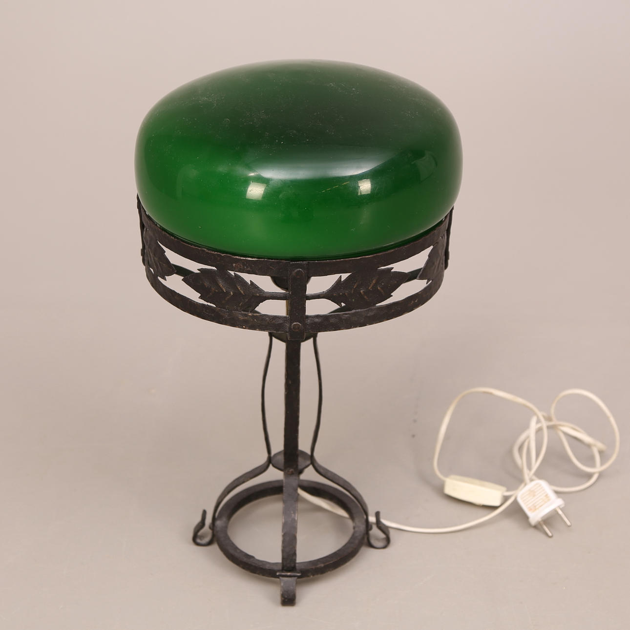 BORDSARMATUR, sk Strindbergslampa, smide / grön glaskupa, sent 1900-tal.