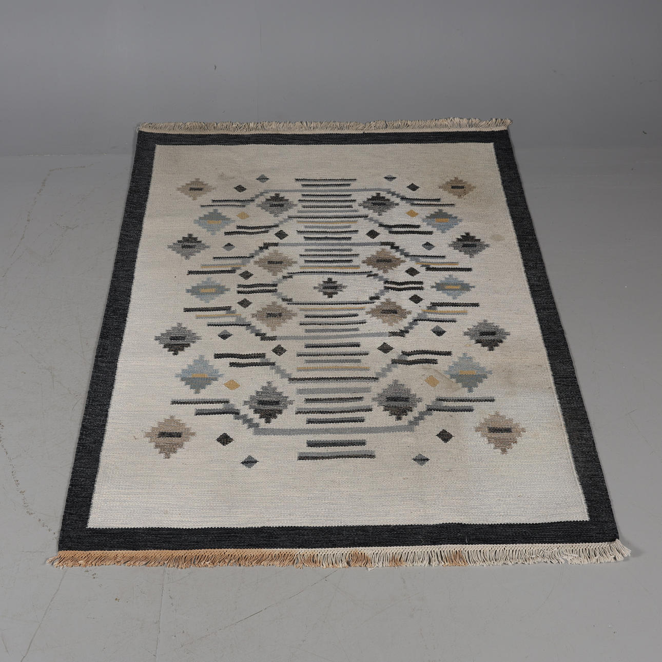 CARPET, yarrow linen, 225x173 cm.