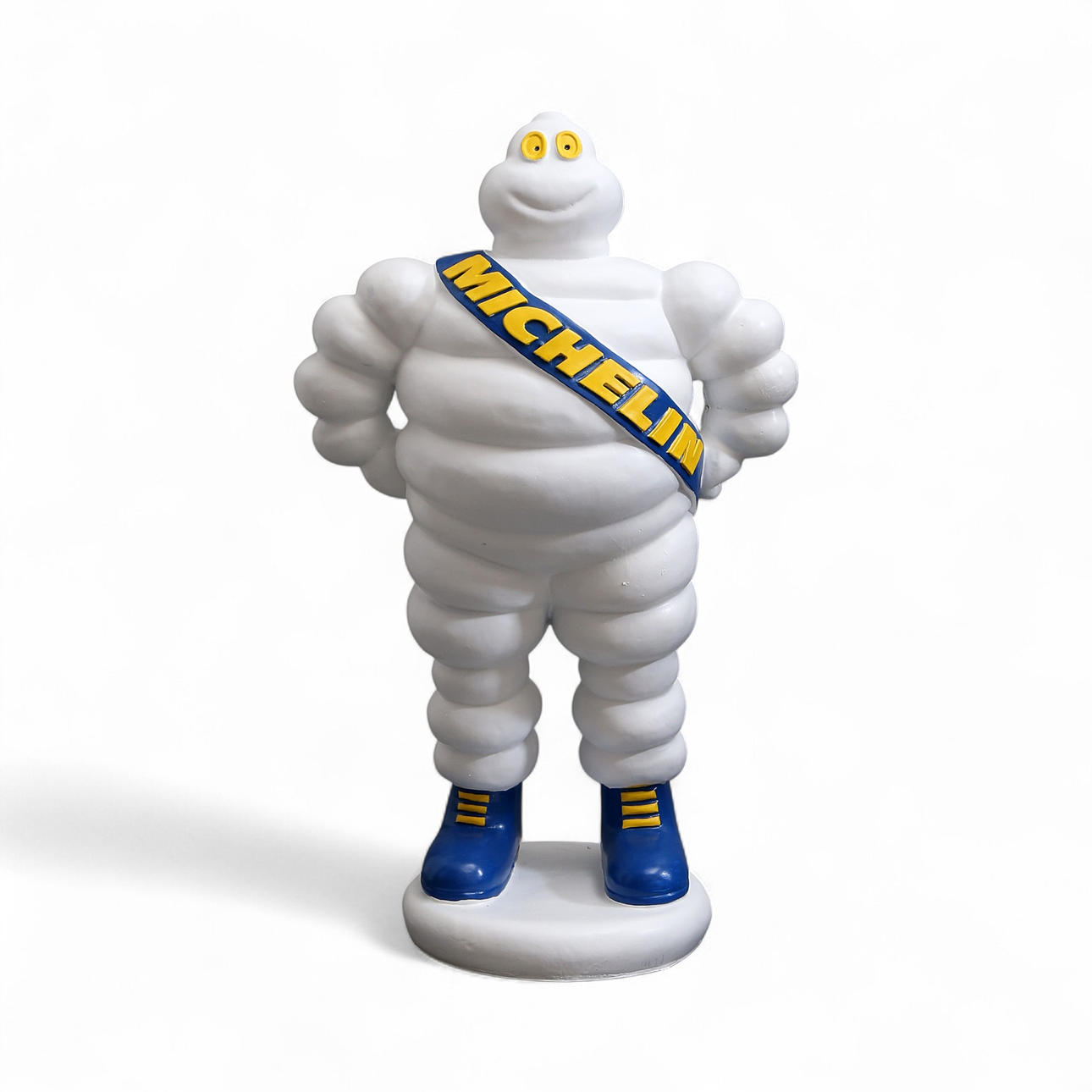 „Michelin-Puppe“, polychrome Polyesterfigur.