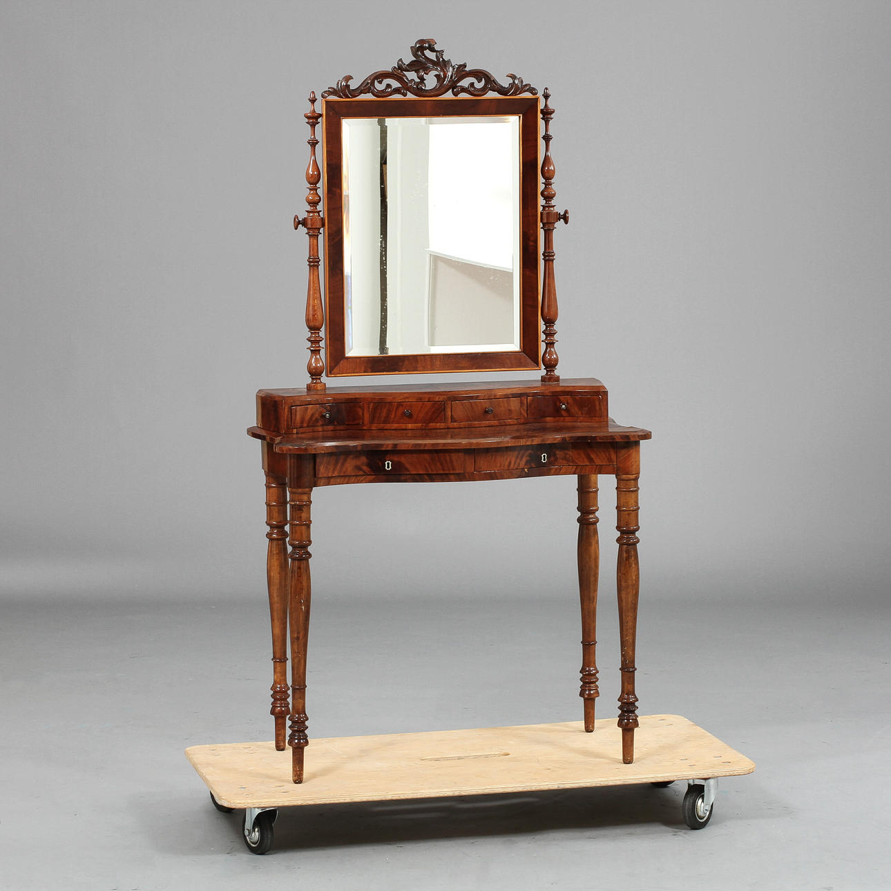 TOILETTEBORD, nyrokoko 1800-talets senare hälft.