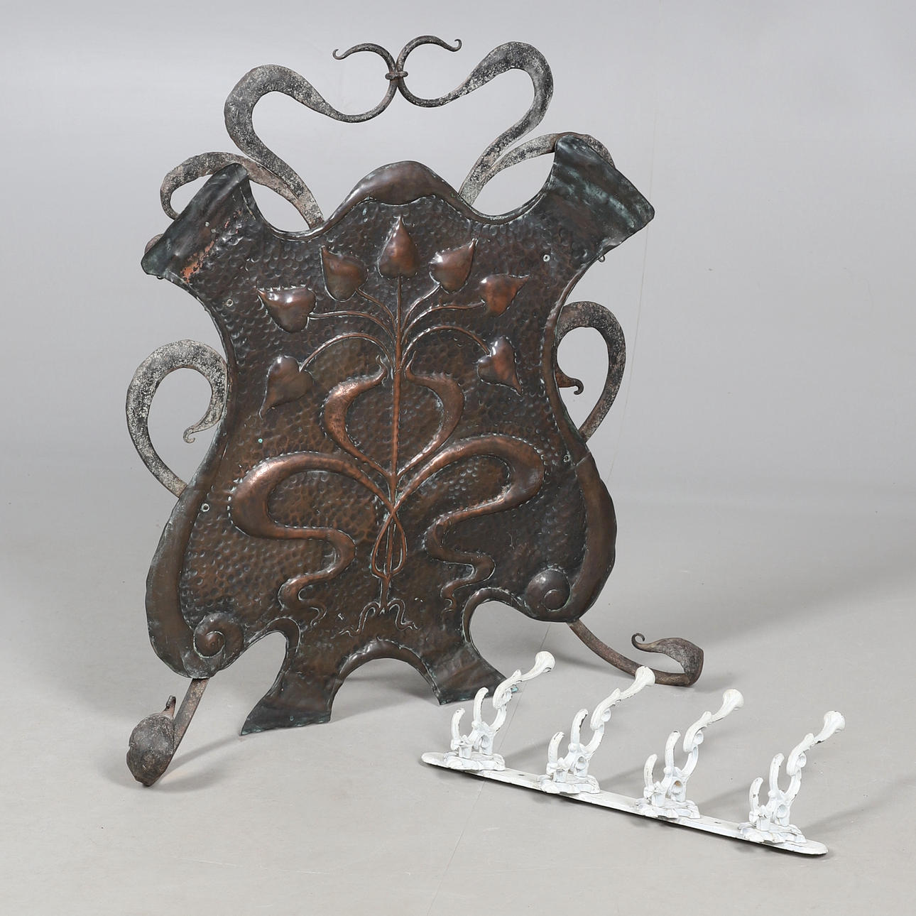 AN ART NOUVEAU BEATEN COPPER FIRESCREEN.