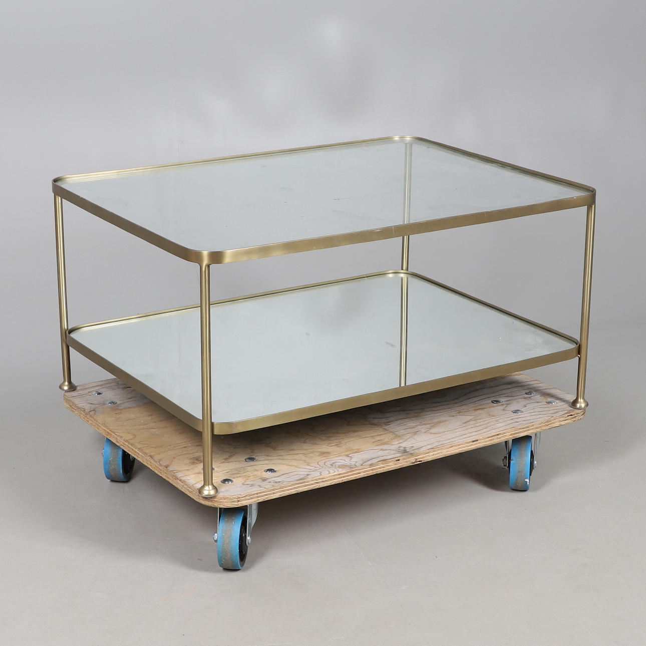 A GILT METAL TWO TIER COFFEE TABLE. Furniture - Coffee Tables - Auctionet
