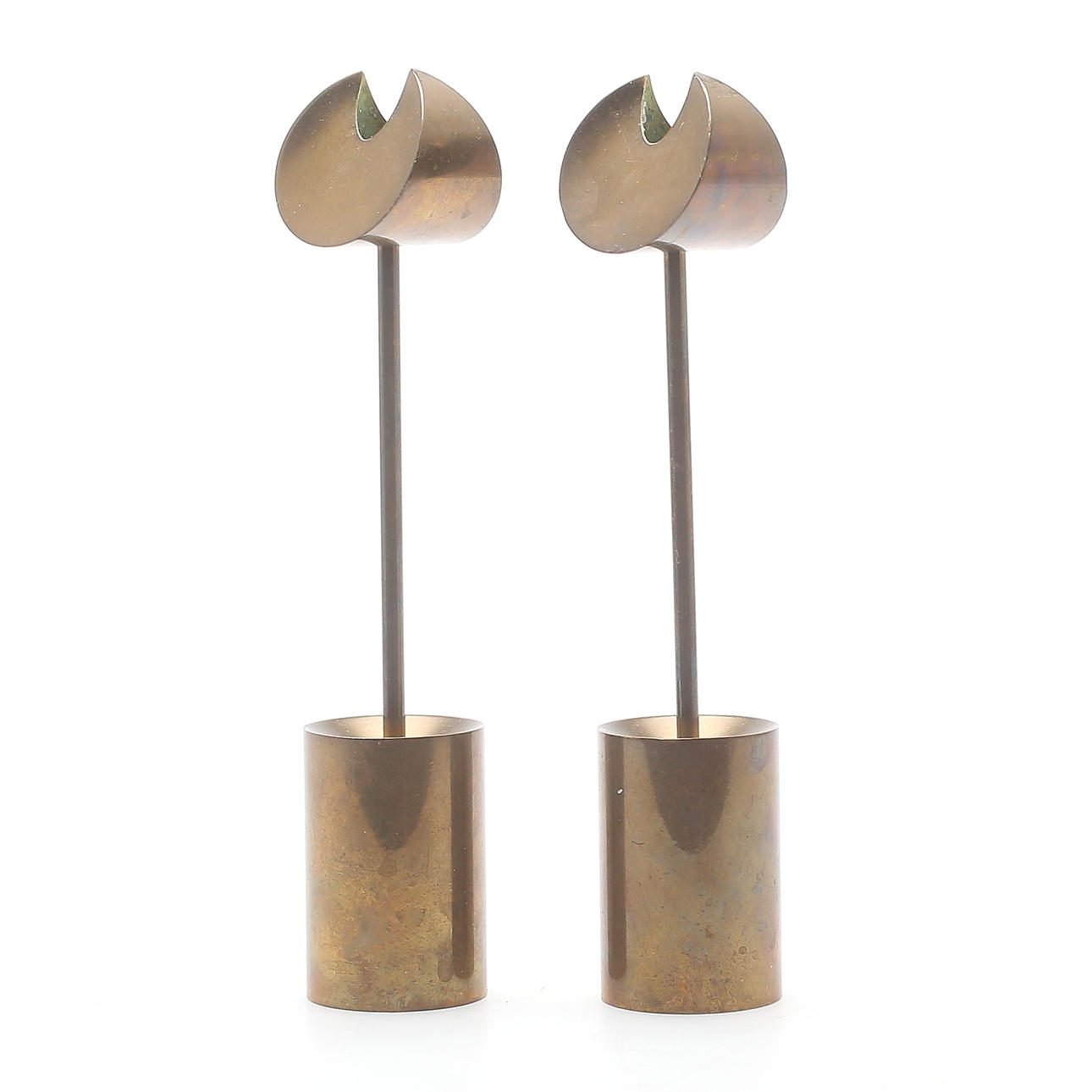 LJUSSTAKAR, ett par, mässing, "Aniara", Pierre Forsell, Skultuna, 1900-talets andra hälft.