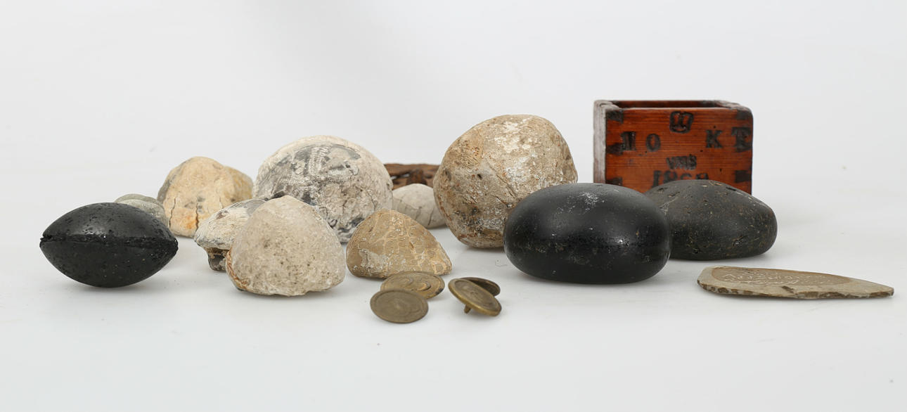 ÄLDRE KURIOSA, stenar, metall och trä, 20 delar, Skåne.