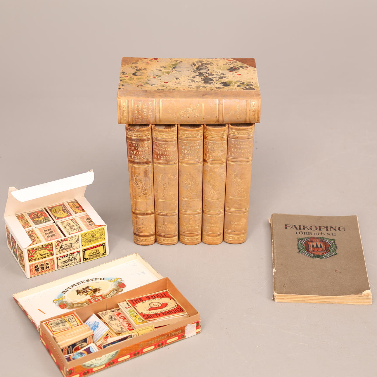 TÄNDSTICKSASKAR + TÄNDSTICKSETIKETTER + SPORTLEXIKON + BOK.
