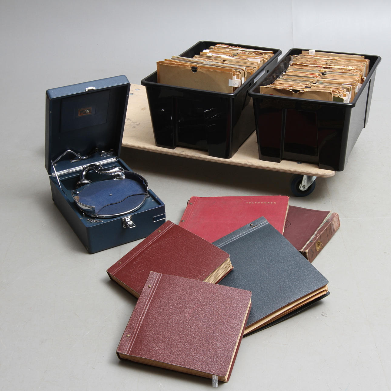 RESEGRAMMOFON, His Masters Voice, samt diverse STENKAKOR, med mera, 1900-tal.