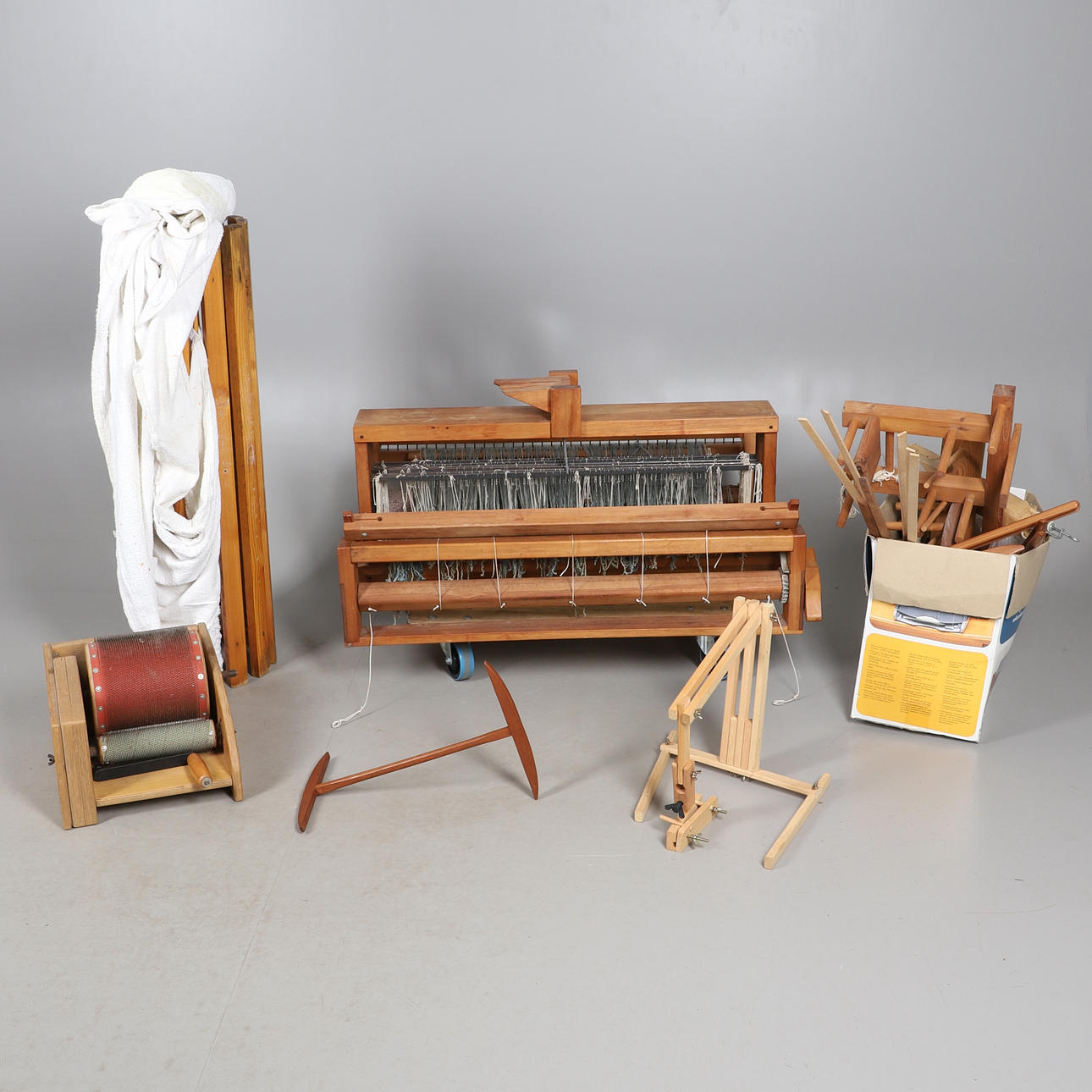 EN ASHFORD BORDVÆVEVÆV, KARDEMASKINE, SPOLER, VIKLERE OSV.