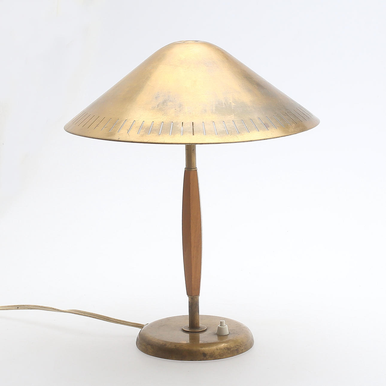 BORDSLAMPA, trä/mässing, 1900-talets andra hälft.