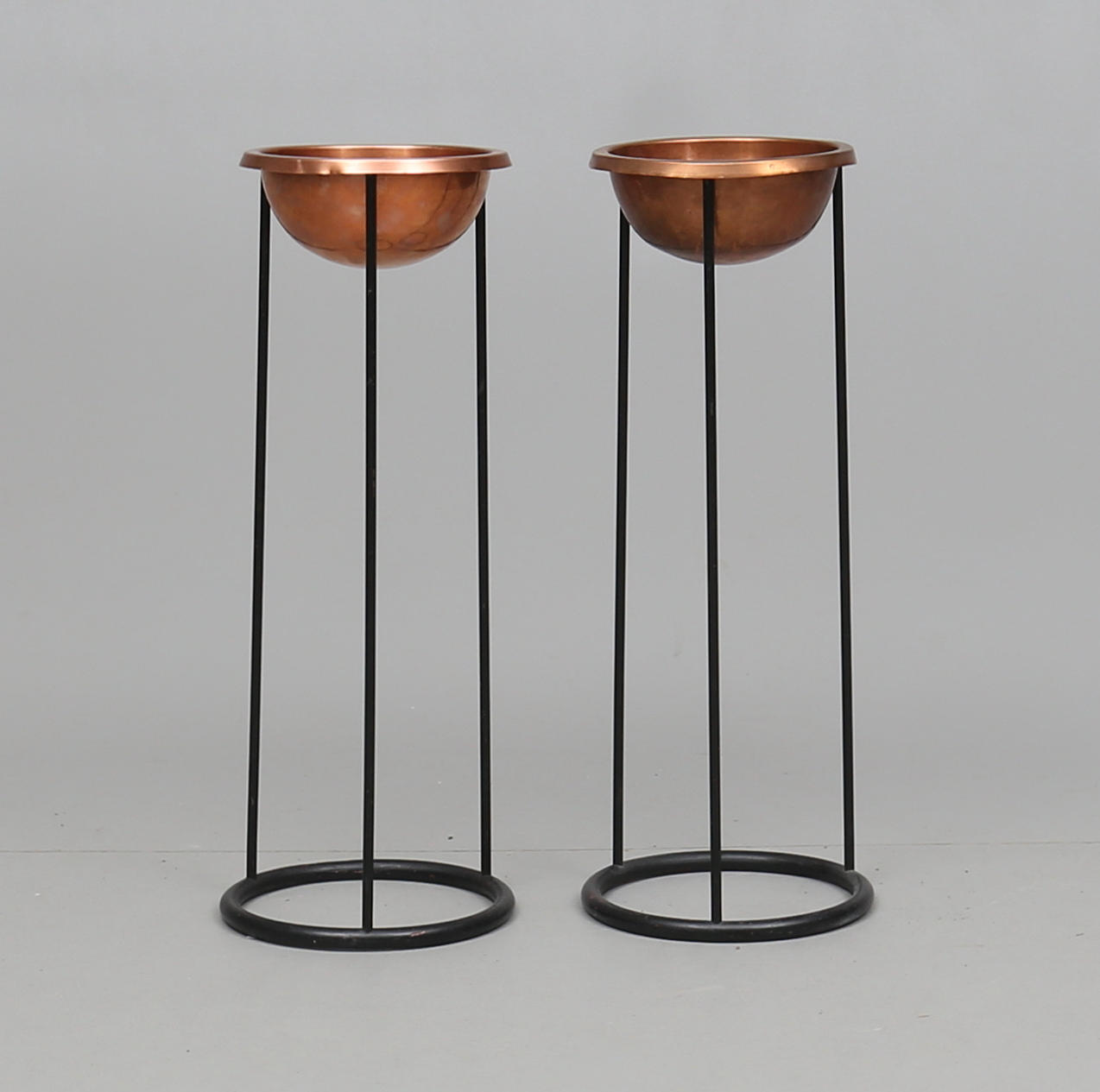 KOPPARSKÅLAR PÅ BENSTÄLLNING, 2 st, 1900-talets mitt.