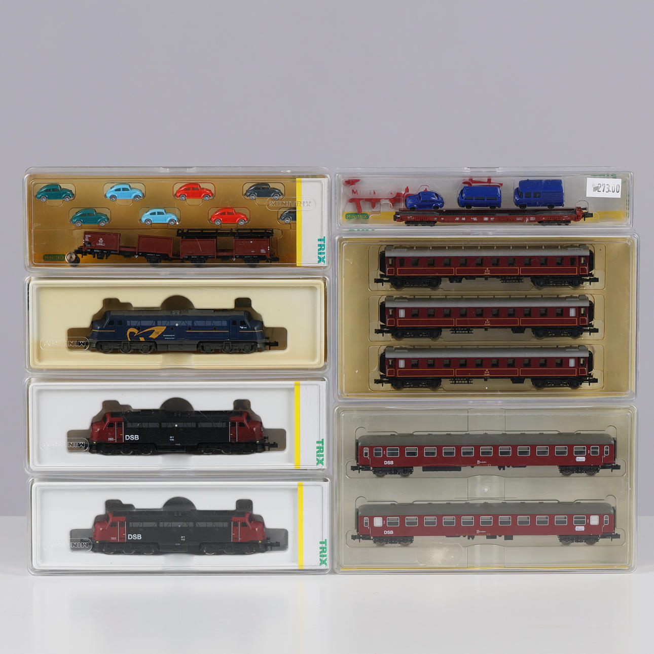 MINITRIX. MiniTrix, three locomotives and 7 carriages (10).