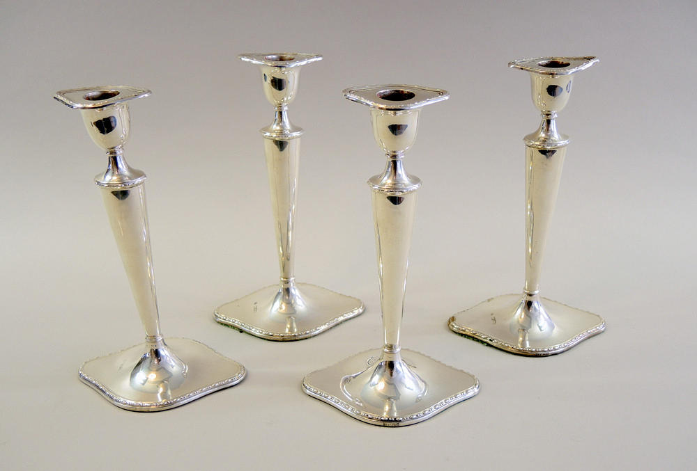 WILLIAM HUTTON & SONS. FYRA LJUSSTAKAR, SILVER 925.