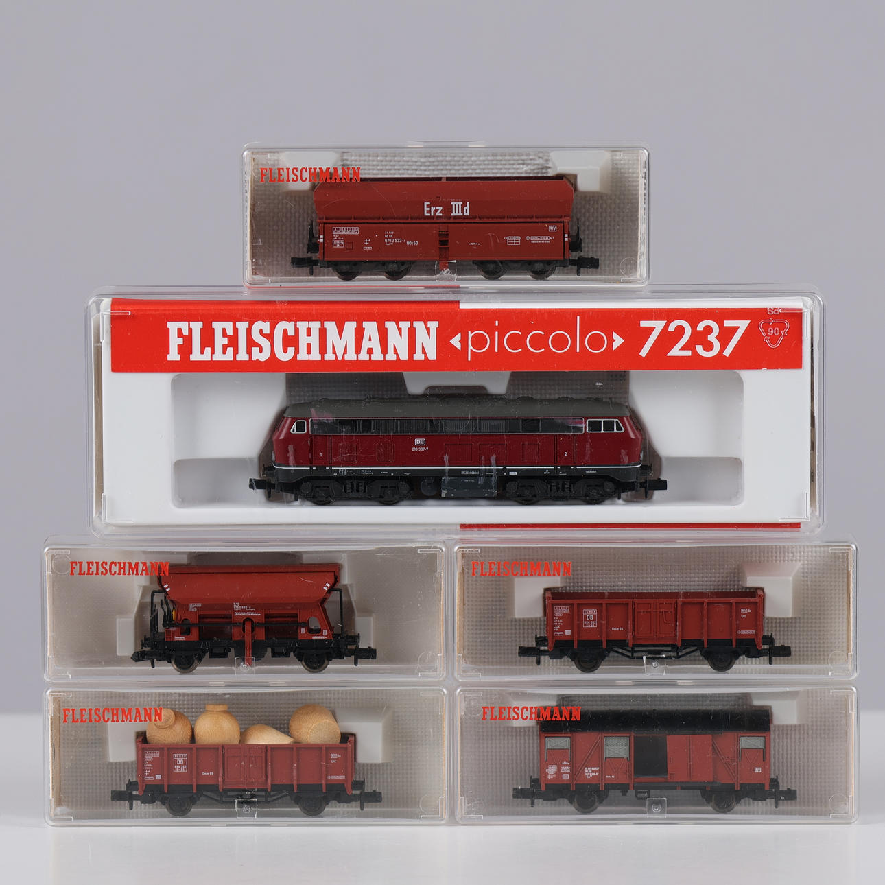 FLEISCHMANN. Three locomotives and five carriages (8).
