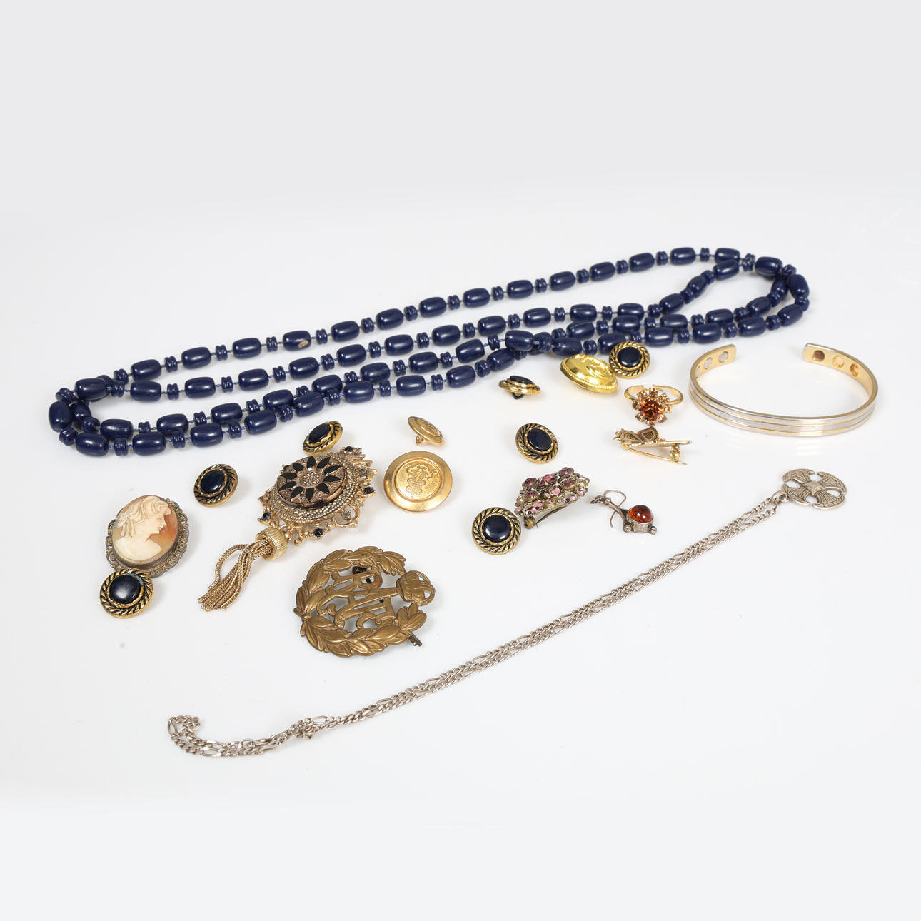 EINE SAMMLUNG VON MODESCHMUCK, ABZEICHEN UND KNÖPFEN (MENGE).