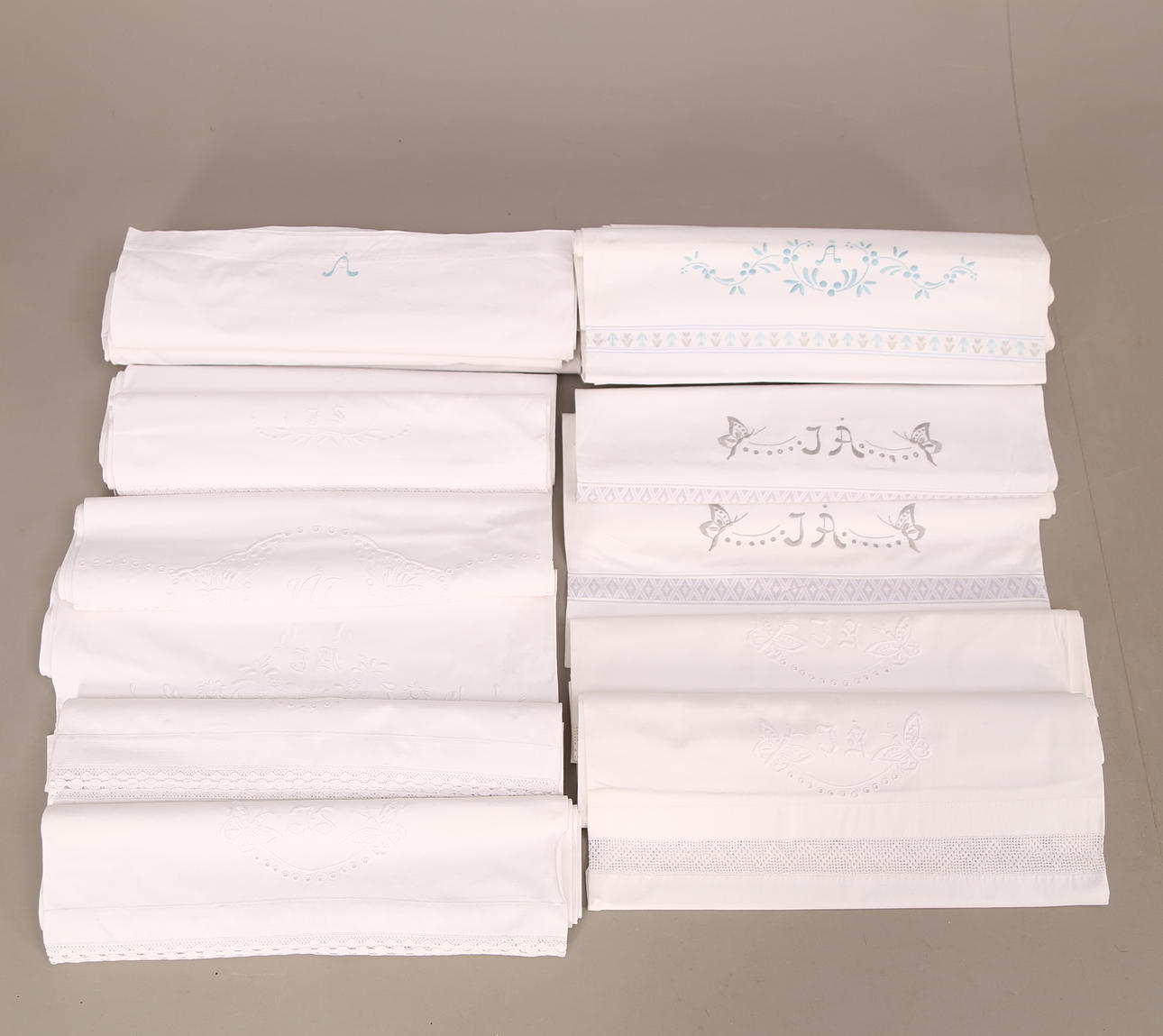 SÄNGLINNE, ett parti, vitt, 12 lakan + 5 underlakan.