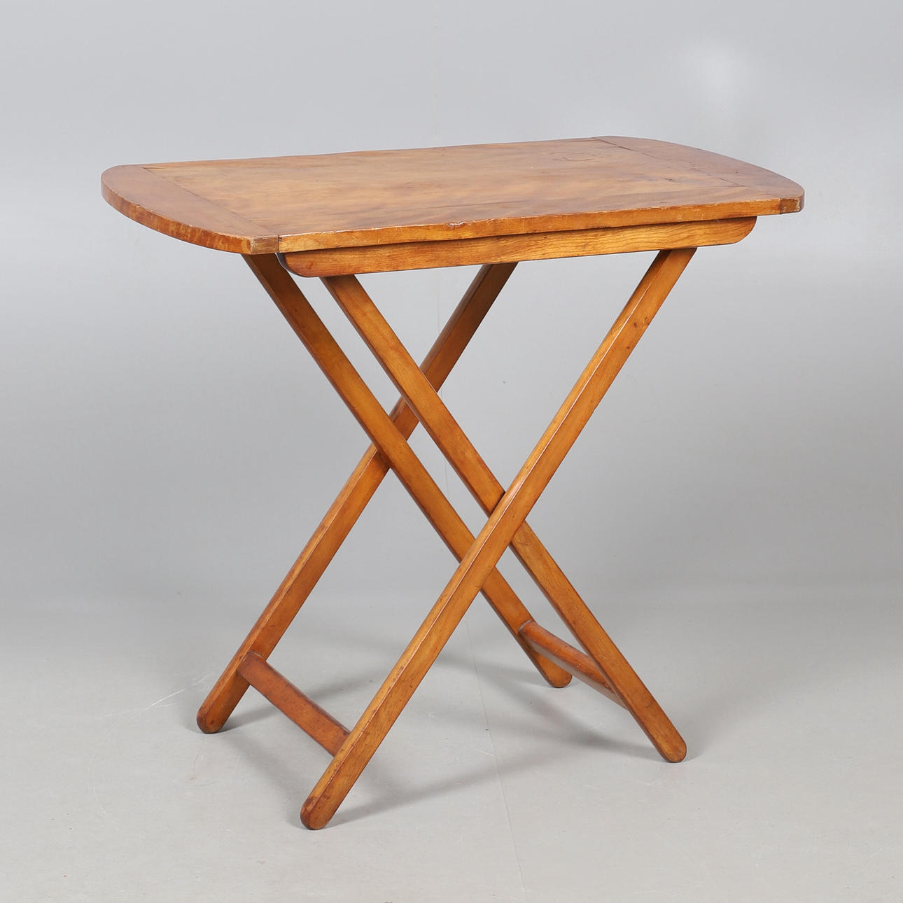 A CHERRYWOOD OCCASIONAL TABLE.