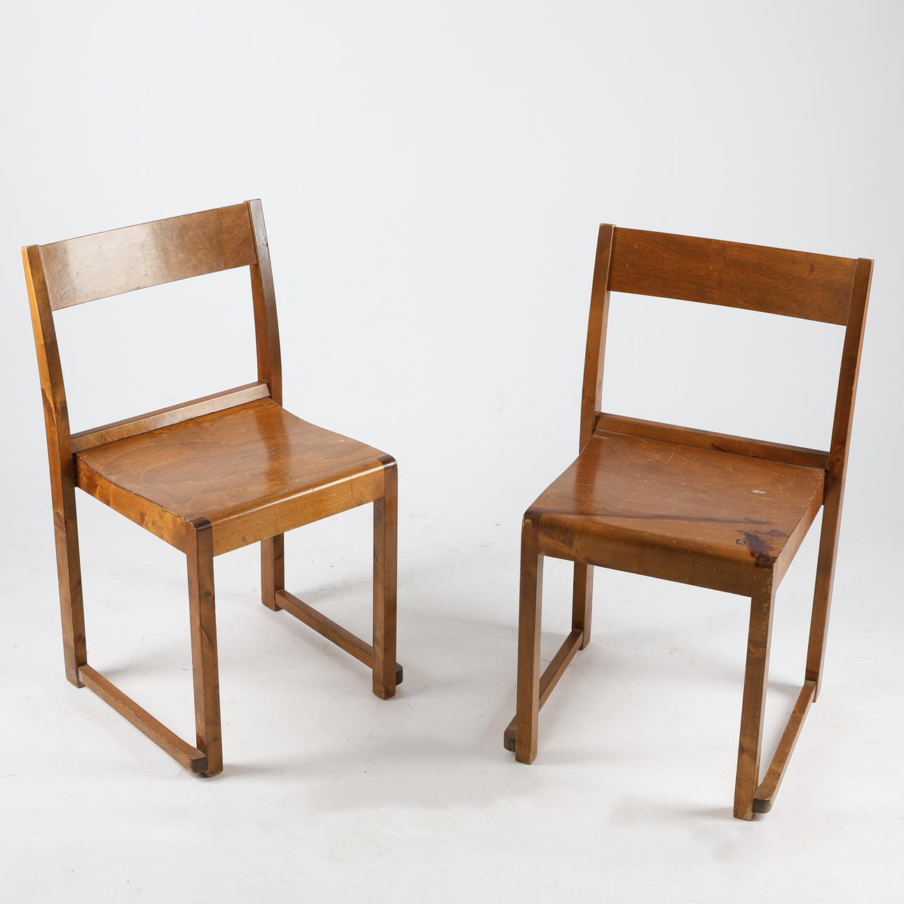 SVEN  MARKELIUS. To stole, „Orkesterstol“, bejdset birk.