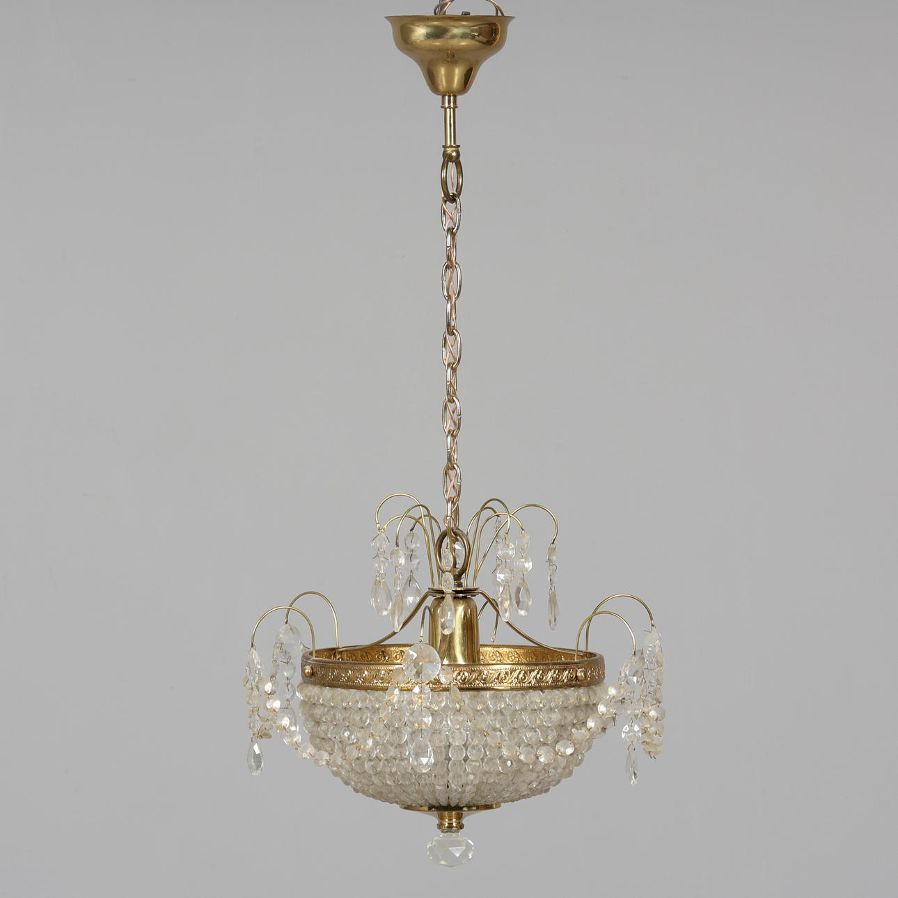 Ein Deckenlüster aus dem 20. Jahrhundert.