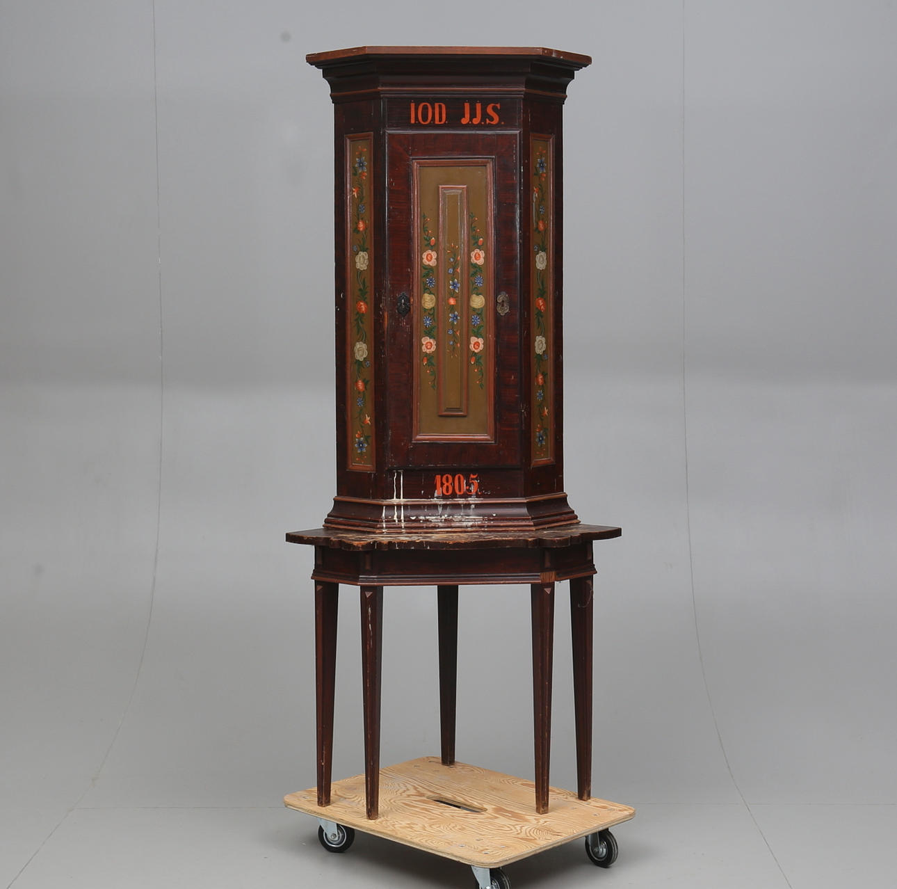 HÖRNSKÅP PÅ BENSTÄLLNING, 1800-talets början.