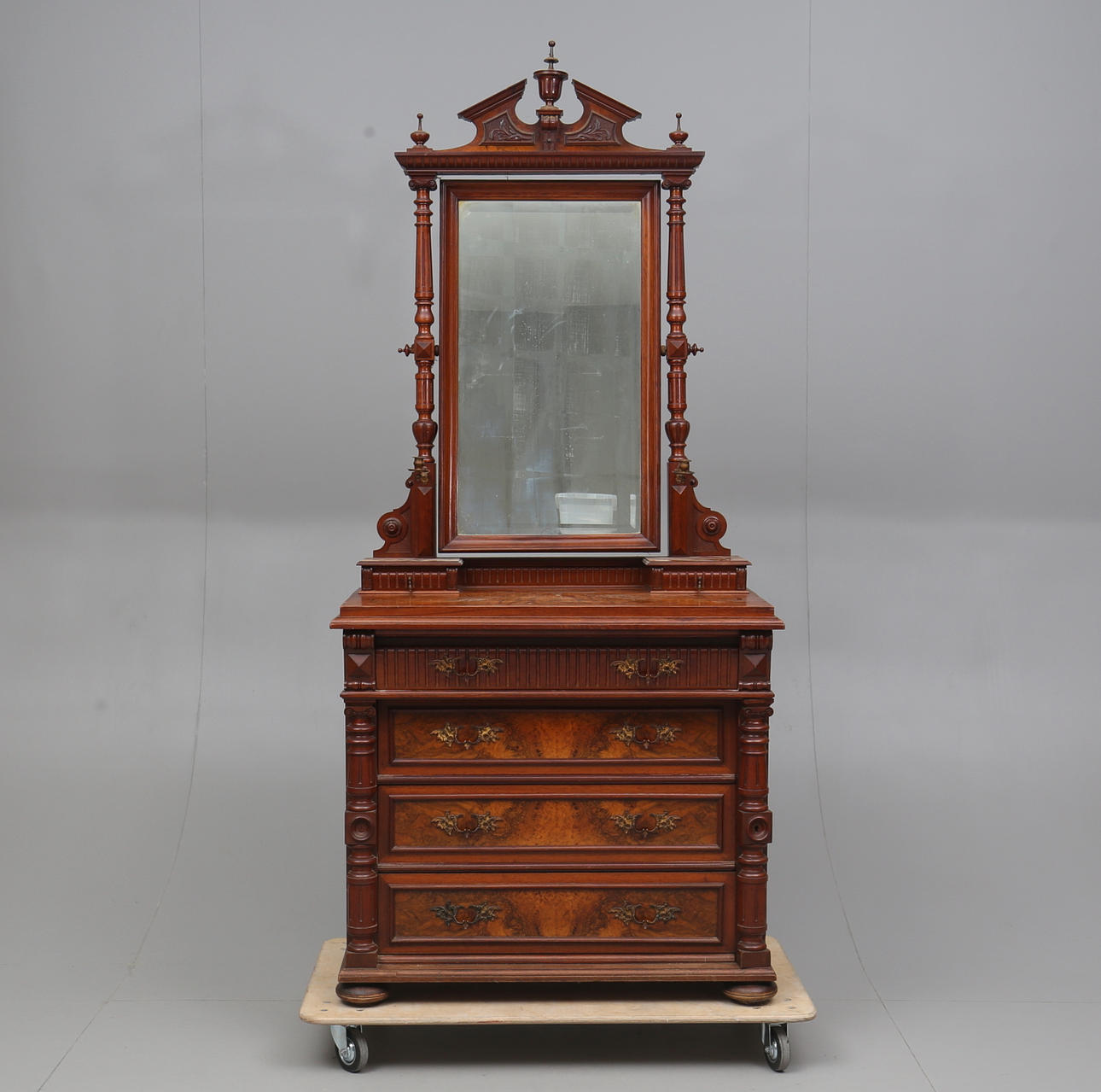 SPEGELBYRÅ, nyrenässans, 1800-talets andra hälft.