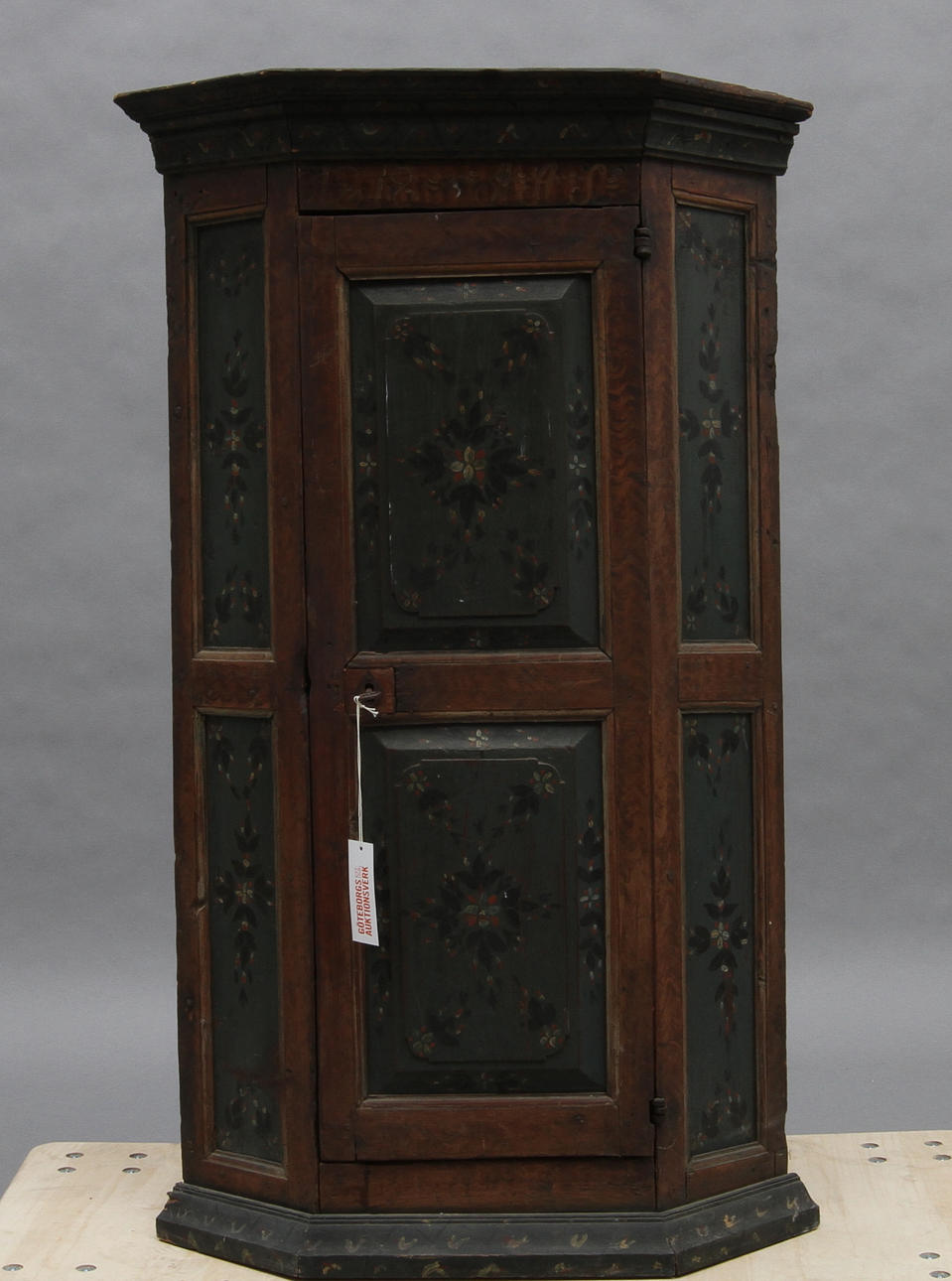 HÖRNSKÅP, Sverige, daterat 1818.