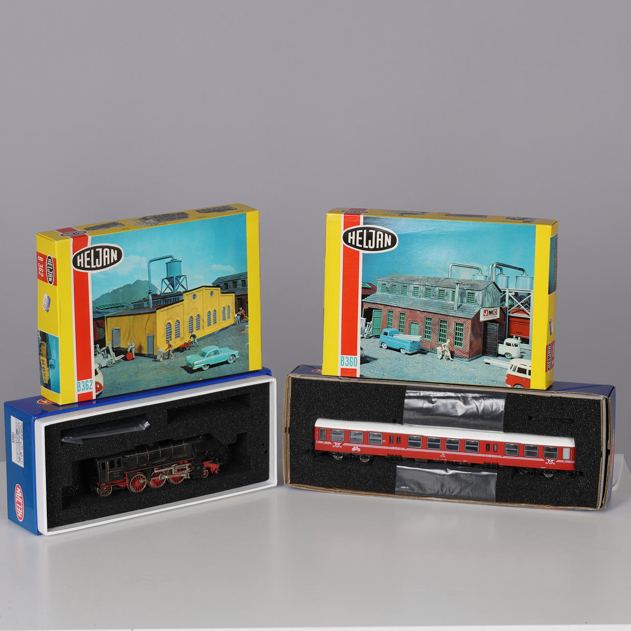 HELJAN. Heljan passenger wagon and two construction sets and older Märklin steam locomotive (4).